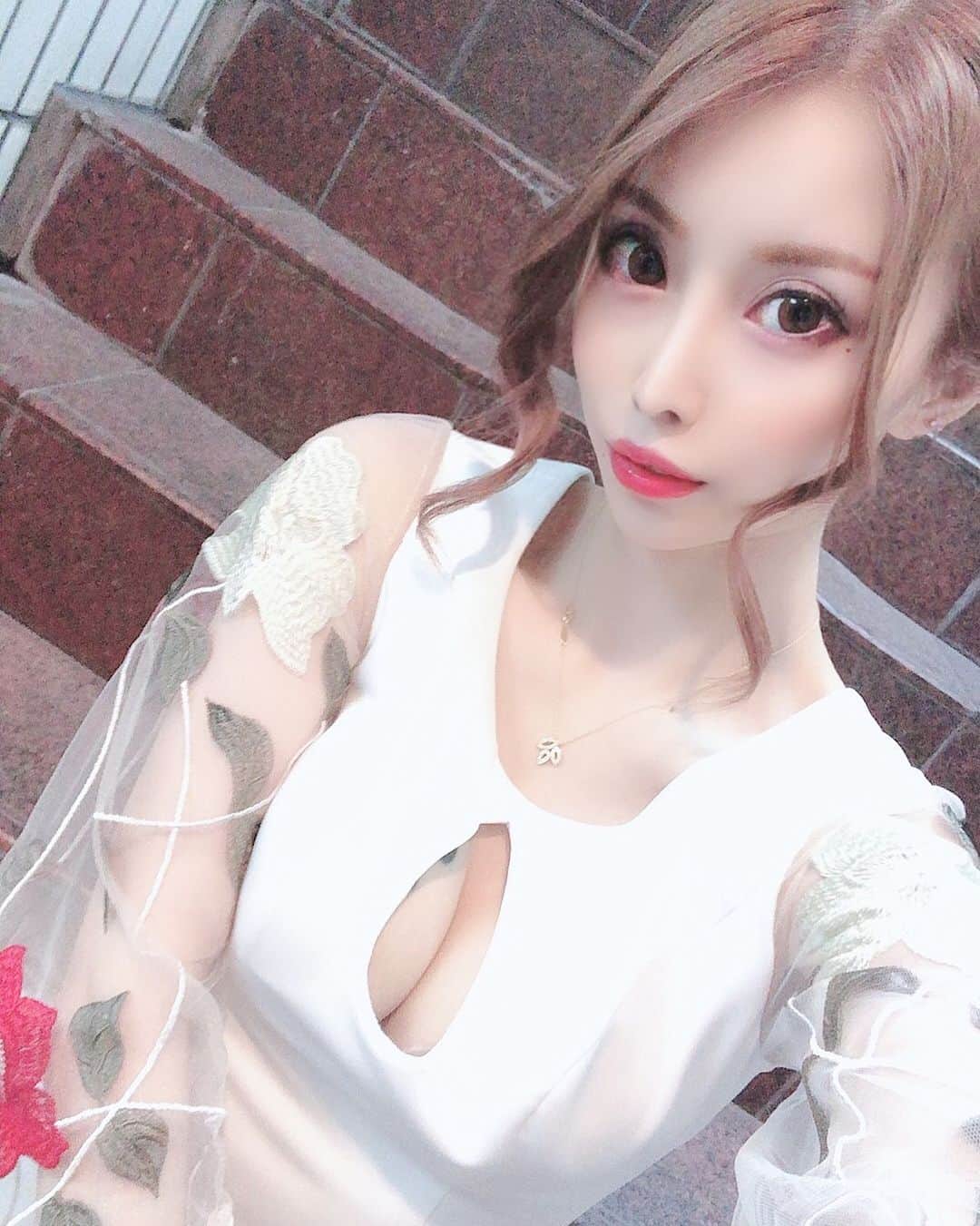 高橋沙弥華のインスタグラム：「盛れました💓👏👏👏 @angelr_dress 👗 また🌹だけど今度は白のdress😎  腕がシースルーでふわふわ💕  パーティーっぽく着たくて久しぶりに髪の毛アップにしてもらった👩🏼 #シースルー #薔薇 #🌹 #エンジェルアール #白 #white #whitedress #party #歌舞伎町キャバ嬢 #刺繍 #高級 #dress」