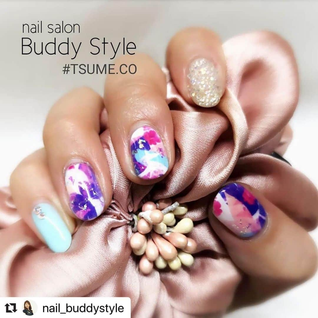 ネイルスタンド　ツメコさんのインスタグラム写真 - (ネイルスタンド　ツメコInstagram)「#Repost @nail_buddystyle with @make_repost ・・・ ㅤㅤㅤㅤㅤㅤㅤㅤㅤㅤㅤㅤㅤ 🆃🆂🆄🅼🅴.🅲🅾ネイルプリンター ㅤㅤㅤㅤㅤㅤㅤㅤㅤㅤㅤㅤㅤ 大事なイベントの日には、 デザイン豊富な #tsumeco #ツメコ ネイルで❤ ㅤㅤㅤㅤㅤㅤㅤㅤㅤㅤㅤㅤㅤ ツメコからお好きなアートを お選びいただき ジェルワンカラーをプラス💅 2本 #マティエール の #クリスタルグレイン で キラキラ✨埋め尽くしました ㅤㅤㅤㅤㅤㅤㅤㅤㅤㅤㅤㅤㅤ デザインID：94500 🅆 ▹◃┄▸◂┄▹◃┄▸◂┄▹◃┄▸◂┄▹◃◃┄▸◂┄▹◃ TSUME.CO＋ジェルワンカラー ㅤㅤㅤㅤㅤㅤㅤㅤㅤ￥3900～ ▹◃┄▸◂┄▹◃┄▸◂┄▹◃┄▸◂┄▹◃◃┄▸◂┄▹◃ㅤㅤㅤㅤㅤㅤㅤㅤㅤㅤㅤㅤㅤㅤㅤㅤ 🌿定番～トレンドまで 「ツメコ」デザインは500種類以上！！ さらに毎月16新作デザインが追加されます ㅤㅤㅤㅤㅤㅤㅤㅤㅤㅤㅤㅤㅤ ㅤㅤㅤㅤㅤㅤㅤㅤㅤㅤㅤㅤㅤ ********************************** Buddy Styleは、 「ツメコ」沖縄正規代理店です **********************************. ネイルプリンター「ツメコ」は、 ツメコ研修・検定試験を受けて頂くだけで、 ネイリスト資格が無い方でもネイルサービスを ご提供できるシステムです。  多くのヘアサロン・エステサロンなどの 美容系サロン様で導入して頂いており、 お客様へのトータルビューティーの サービスが可能となります。  また、導入希望店舗様の業種やジャンルは いっさい問いませんので、ご興味がある オーナー様はお気軽にお問い合わせ下さい！ ㅤㅤㅤㅤㅤㅤㅤㅤㅤㅤㅤㅤㅤ ※当社では、無料体験会をご希望に合わせて 随時行っております。ㅤㅤㅤㅤㅤㅤㅤㅤㅤㅤㅤ ㅤㅤㅤㅤㅤㅤㅤㅤㅤㅤㅤㅤㅤ ▼お問い合わせはこちらから @nail_buddystyle ㅤㅤㅤㅤㅤㅤㅤㅤㅤㅤㅤㅤㅤㅤㅤㅤㅤㅤㅤㅤㅤㅤㅤ ━ Nail Salon Buddy Style ━ 🏢 那覇市松山1-4-12 高田産業ビル2階24号室 . ※国道58号線沿い松山交差点 .  アパホテルさん隣のビル2Fです ☎  098-988-3490　担当・松本 📱予約サイト：https://coubic.com/buddystyle ㅤㅤㅤㅤㅤㅤㅤㅤㅤㅤㅤㅤㅤ 💡当日のご予約はお電話にてお問い合わせ下さい 💳各種クレジットカードご利用可能です . 🉐キャッシュレス決済で5％還元！！ ㅤㅤㅤㅤㅤㅤㅤㅤㅤㅤㅤㅤㅤㅤㅤㅤㅤㅤㅤㅤㅤ #ツメコ #tsumeco #ネイル #ネイルプリンター #ジェルネイル #成人式ネイル #ネイルパーツ #沖縄 #那覇 #okinawa #naha #バディスタイル #buddystyle #nail #naildesign #ネイルデザイン #nailart #ネイルアート #instanails #nailstagram #美爪」1月31日 16時11分 - tsume.co