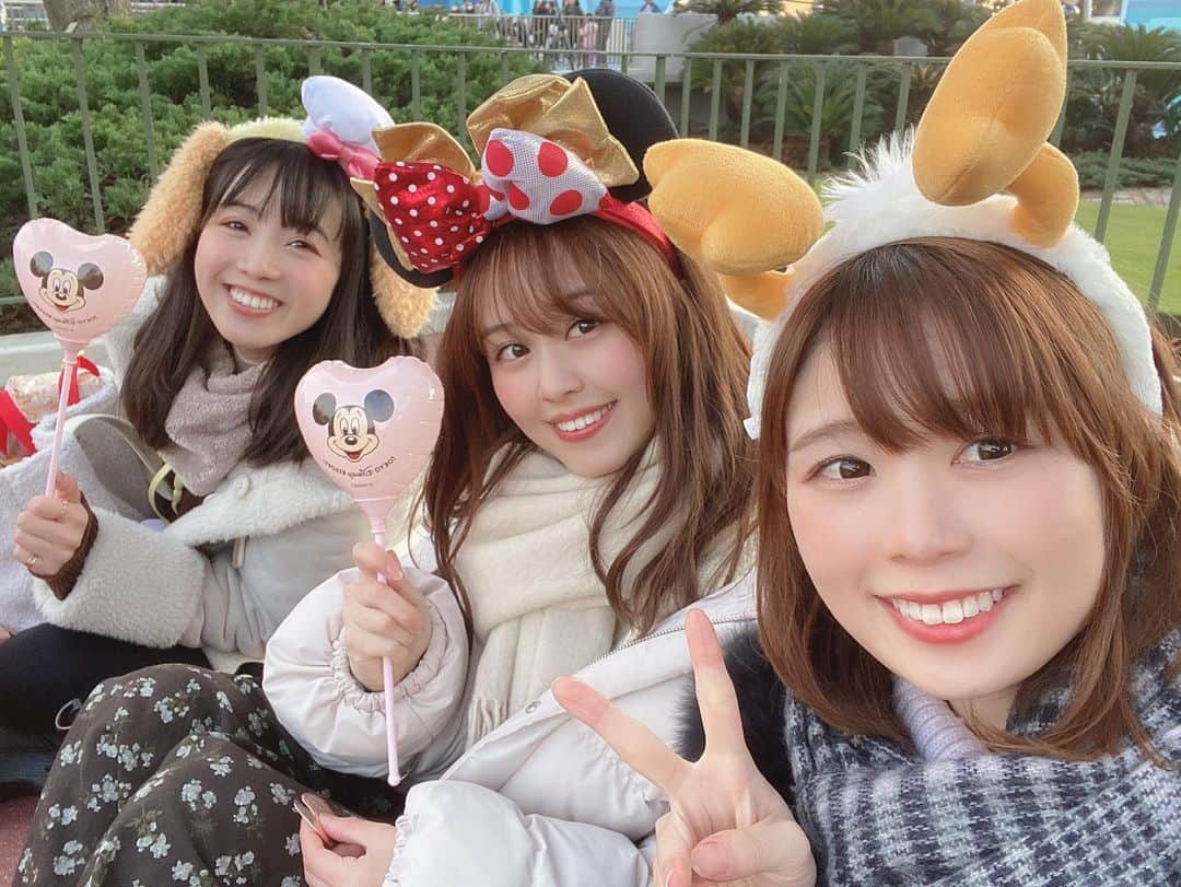 日岡なつみのインスタグラム：「SPRiNGSディズニー第2弾🐭 かりんちゃんとだーみなと行ってきたよ〜〜！！！だーみなカメラマンが写真たくさん撮ってくれた…😚映え風船🎈かりんちゃんに連れられ大人になって初めてトムソーヤ島行ったんだけど楽しかった！！私のわがままに二人とも付き合ってくれてパレードも見れてまったり幸せな一日だったよ〜！いつの日か9人で行けたら最高に幸せだなぁ。。❤︎ #ディズニー #ディズニーランド #ベリーベリーミニー」