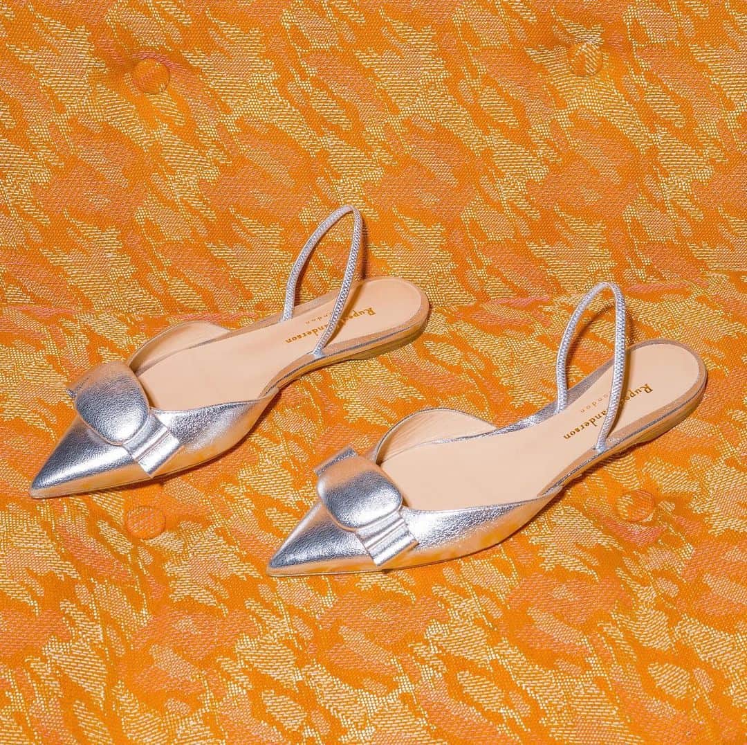 ルパートサンダーソンのインスタグラム：「Put a bow on it 🎀 | Belinda in silver nappa laminate | Styled by @ailsajanemiller | 📸 @willsandersphotos | #Slingbacks #FlatShoes #EveningFlats #DaytimeDazzle #Belinda #RupertSanderson」