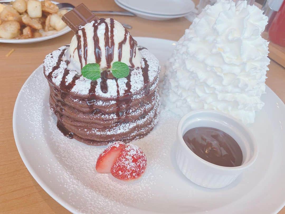 福長優のインスタグラム：「♡ 🥞🤤 切ったら🍓でてきた。てんさい。  #eggsnthings  #フォンダンショコラストロベリーパンケーキ」