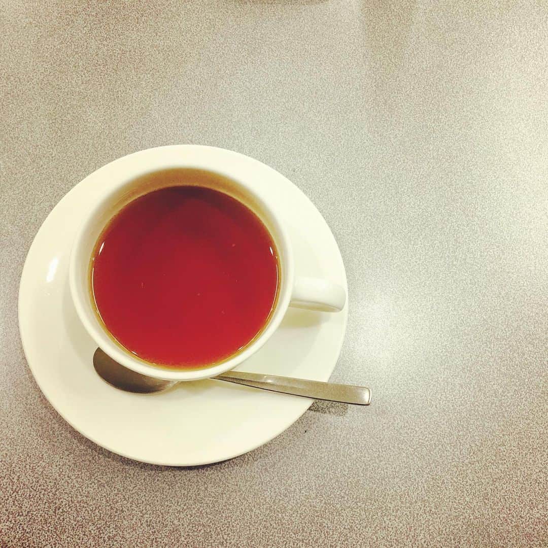 ヤマト（はやぶさ）のインスタグラム：「収録の合間。ホットウーロン茶で。 #はやぶさ　#ホットウーロン茶 #ホットウーロンハイ #ではありません」