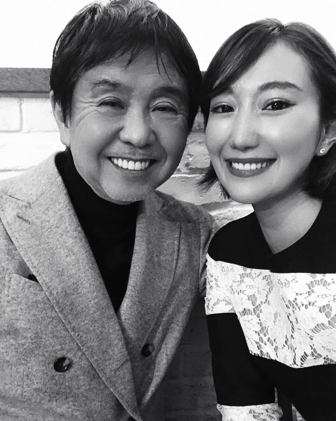 花井瑠美のインスタグラム：「お世話になってる方のお誕生日🎂 10年前から可愛がって下さってる方が沢山いて、まさかお仕事として参加する日が来るとは当時の私では考えられなかったな😂  そして、お世話になってる設楽社長。 1番初めの出会いは、これもお世話になってる大先生のご紹介により叶いました。beams本社で私がプレゼンする時で凄い緊張してたけど、優しい人柄で空気を変えてくれました✨ 当たり前だけどセンス抜群で、今ファッションやartに携わってる私にとってお勉強させて頂ける、贅沢なご縁に感謝です🌹  #birthdayparty#business#jobs #fashion#art#lifestyle#空間デザイン  #arttechnologies#アートのある暮らし  #beams#設楽社長 #働く女性#キャリアウーマン #ではなく#理想に近づく  #全てに感謝」