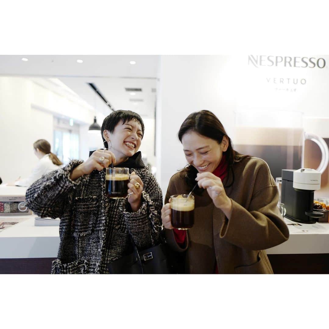 高山都さんのインスタグラム写真 - (高山都Instagram)「ネスプレッソの新コーヒーシステムのイベントへ。 ふらっと来たら、ひさこや幸也に会えました♡ コーヒーとクレマ(泡)を一緒に楽しむと、味わいがまろやかになって、美味しかったー。 六本木ヒルズカフェで2月2日までやってます。 会場でSNS投稿すると、自分の名前をカリグラフィーで入れて作ってもらえるコースターが貰えるんです。 これ、素敵だなー。  #クレマグ　#Nespresso #ネスプレッソ　#VERTUO #ヴァーチュオ  @nespresso.jp #pr」1月31日 16時24分 - miyare38