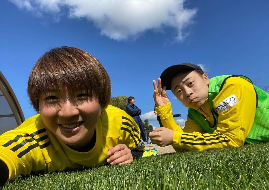 隅田凜さんのインスタグラム写真 - (隅田凜Instagram)「⚽️ 薩摩川内はとってもあったかくて気持ちがいい☀️ 練習後にみんなでパシャリ📷… こうみえて千沙と同い年だよ笑 🟨 #マイナビベガルタ仙台レディース #鹿児島キャンプ」1月31日 16時33分 - rin_sumida07