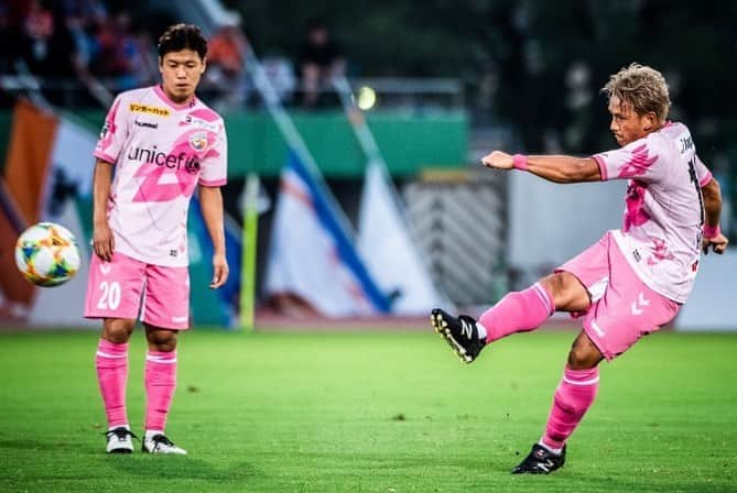 大竹洋平さんのインスタグラム写真 - (大竹洋平Instagram)「. 20歳のときにFC東京で一緒にプレーして、現役最後の年も一緒にプレーできてよかった👍 ピッチ外でも育ててくれてありがとう😄 これからもお世話になります。 現役お疲れ様でした⚽️」1月31日 16時28分 - ytk_52