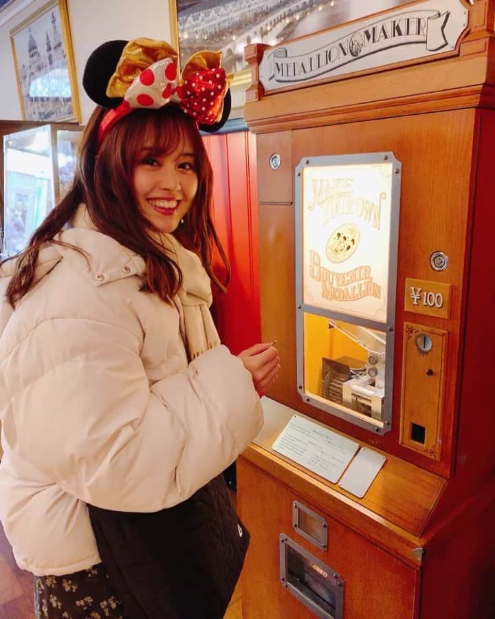 日岡なつみのインスタグラム：「初スーベニアメダル🏅 曲がらないように押すのむずかしい #ディズニー #ディズニーランド #スーベニアメダル」