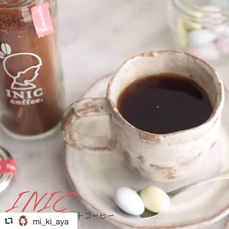 のインスタグラム：「@repost @mi_ki_aya inic（イニック）のアフタヌーンコーヒーセットをいただきました♡ . . INICって、インスタントコーヒー専門で 販売しているブランドだから、 これまであまり興味がなかったのですが・・💦 . . 初めて飲んでみてびっくり‼️ . . 香りは確かに薄いんです。 . . でも、味わいが、深い！ . . 私は、これまで、頑張ってドリップコーヒーを作っていました。 . でもね、子供達に呼ばれたら、行っちゃうんですよ。 そして・・帰ってきたら、 ドリップコーヒーが冷めきっている・・ っていうのが何度もありまして。 . . インスタントコーヒーなら、 今飲める！って瞬間にお湯をいれれば あっという間に出来上がり‼️ . . すぐ飲める・・って幸せやん！って気づきました♪ . . 最近は、もっぱらINICコーヒーばかり飲んでます✨ . . . _______________  1月23日のブログで、詳細を書いています✨ 👉　@mi_ki_aya _______________ . . . @iniccoffee  #INICcoffee #INIC #coffee #BeansAroma #life #iniclife #refresh #イニックコーヒー #イニック #5秒で本格コーヒー #おうちカフェ #丁寧な暮らし #イニックコーヒーのある生活 #おうちカフェ #ホットコーヒー #秋 #本格 #ゆったり #シングルオリジン #エチオピア #シンプル #ほっと一息  #まろやか #ドラジェ #イースターチョコレート #からころゆるり」