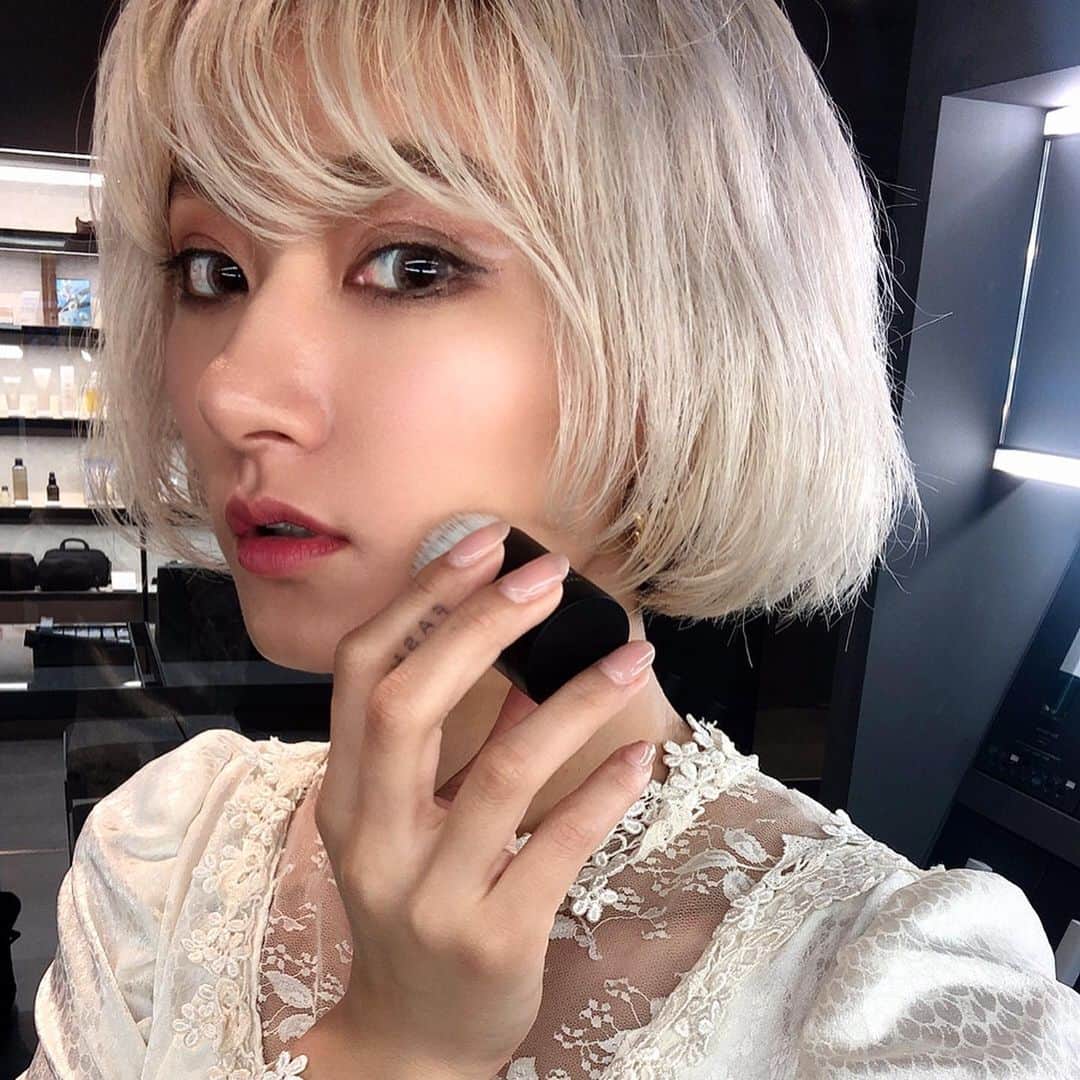 のインスタグラム：「@threecosmetics からでたメンズコスメブランド @fiveismofficial のタッチアップへ！💄💋 現場にいたmakeupアーティストのお兄さんのお肌綺麗だなーと思ったらファンデもアイブロウも整えてて、やっぱり清潔感って大事だなあと思った！絶対印象も変わるし！☺️ 薄づきナチュラルでちゃんとカバー出来てるし嬉しい☺️🥰 スティックファンデは旅行用にもいいしカラー系はカップルでシェア使い出来るからよさげ☺️🥰 threeのオーガニックな香りの乳液も好き☺️🥰 #fiveism #three #threecosmetics」