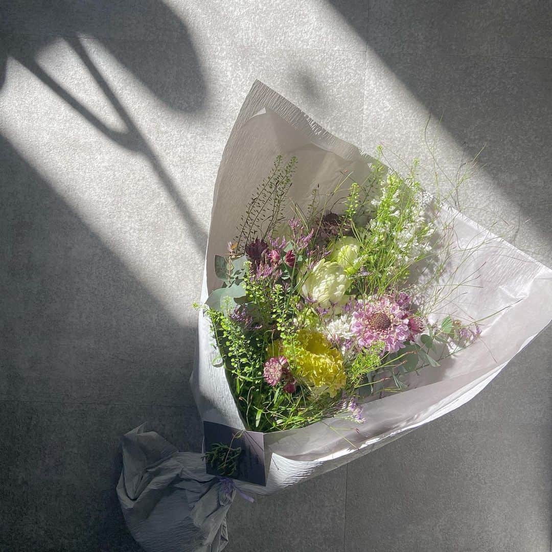 LOVEGREEN -植物と暮らしを豊かに。さんのインスタグラム写真 - (LOVEGREEN -植物と暮らしを豊かに。Instagram)「本日1月31日は「愛妻の日」なんです。 . 「ありがとう」の気持ちを込めて花を贈る。  いつもは恥ずかしくて言えない言葉も、花と一緒なら伝えられるかも? .  #トゥデイズフラワー #1月31日 #愛妻の日 #ありがとう #感謝 #花のある暮らし #花束 #アレンジ #ブーケ #記念日 #植物 #花 #花屋 #園芸店 #flower #arrangement #life #flowerbouquet #植物と暮らしを豊かに #LOVEGREEN」1月31日 16時40分 - lovegreen_official