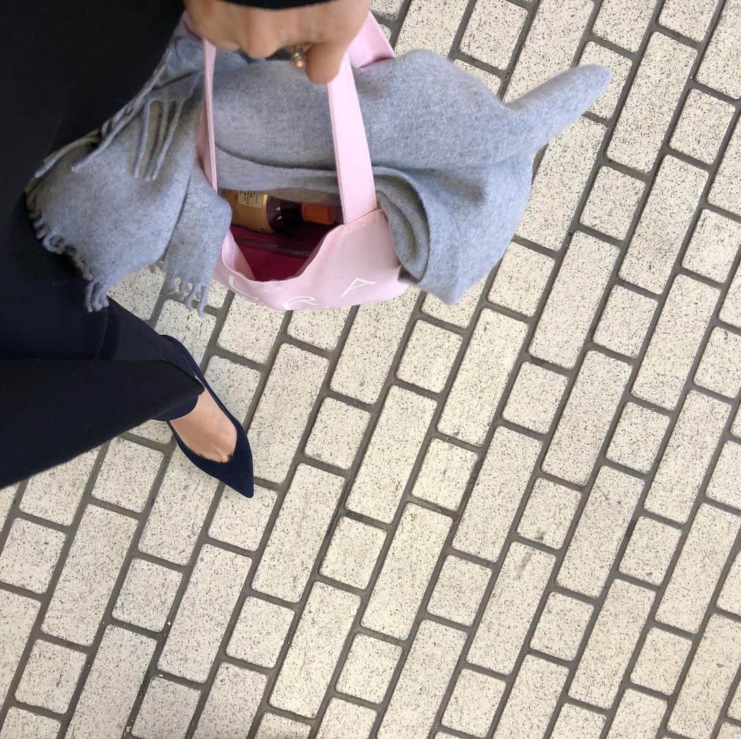 吉原珠央さんのインスタグラム写真 - (吉原珠央Instagram)「多めな荷物のときに♫ やさしいピンク色に気分が上がります^_^  #東京駅 #新幹線 #荷物 #出張」1月31日 16時47分 - tamaoyoshihara