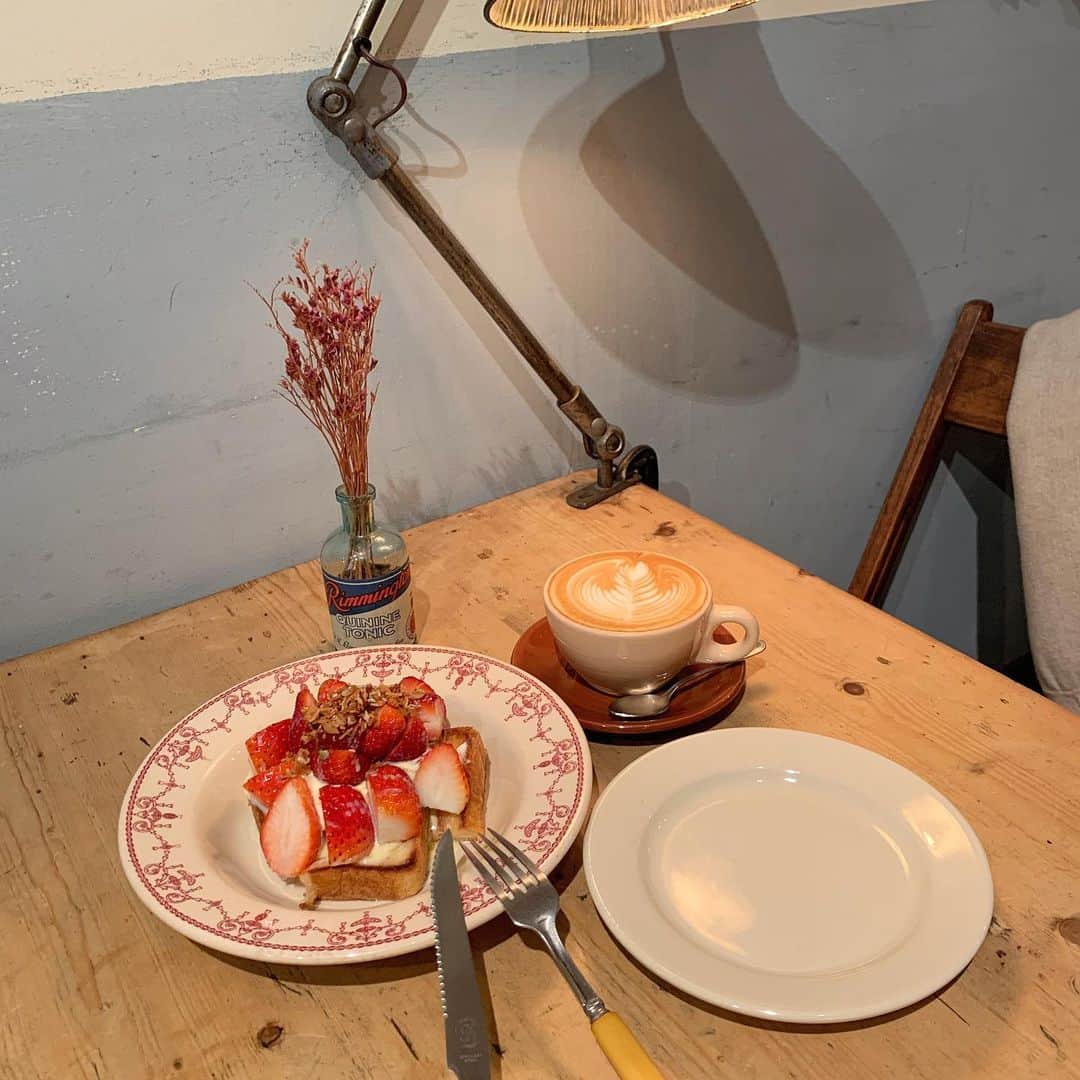 宇佐美佳奈さんのインスタグラム写真 - (宇佐美佳奈Instagram)「☕️﻿ 久々にフレンチトースト食べた﻿ センス合いすぎる後輩2人に連れてきて貰って🥺🍓 #hoodbyvargas」1月31日 16時49分 - usa_beige
