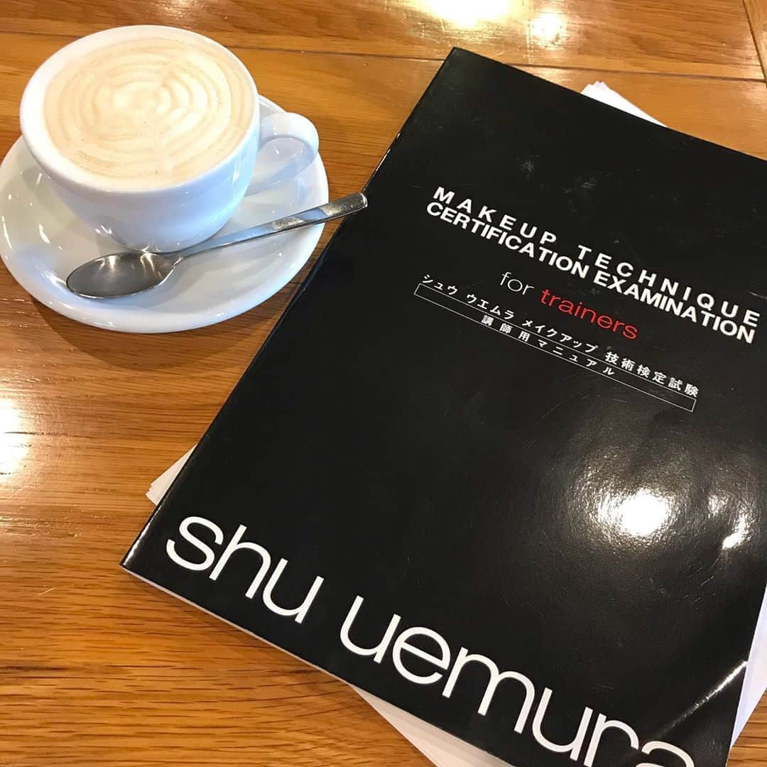 ALISAのインスタグラム：「今日は長野に出張🚃 shu uemuraメイク検定の 試験官の勤めでした♪ 寄り道で草間彌生さんの 作品を観に 松本市美術館に行ってきた♪ 草間ワールドに感銘！🎃🔴 #メイクアップアーティスト #ヘアメイクアーティスト #メイク講師 #長野観光 #長野#松本市美術館 #弾丸日帰り」