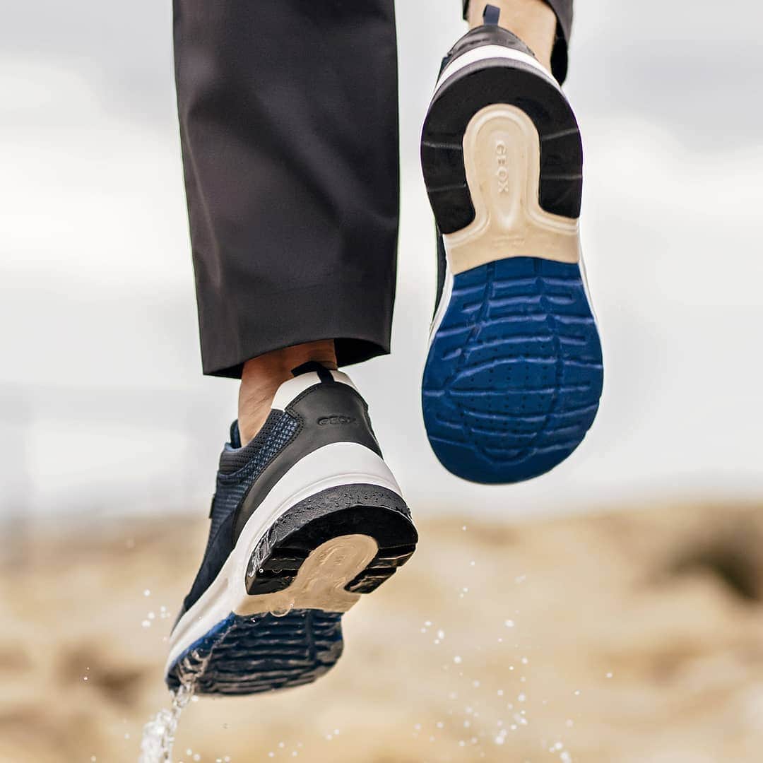 ジェオックスさんのインスタグラム写真 - (ジェオックスInstagram)「KEEP OUT THE ELEMENTS with ROCKSON ABX sneakers. Geox’s waterproof technology means feet can explore with the comfort of staying dry.」1月31日 17時02分 - geox