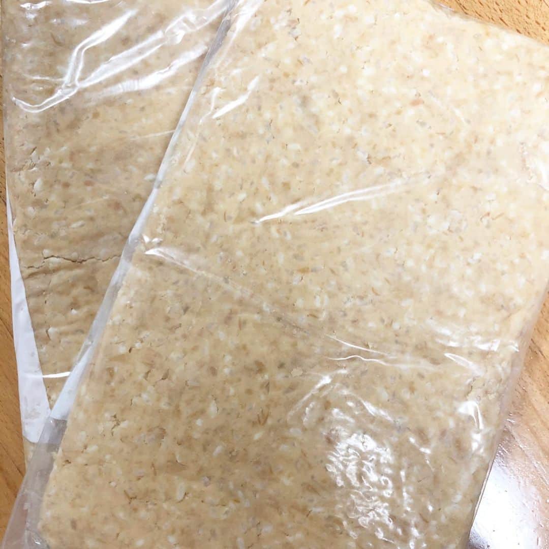 星野涼子さんのインスタグラム写真 - (星野涼子Instagram)「お味噌作りに参加‼️ 1キロ超の大豆をひたすら潰して、塩と麹と黙々と混ぜて、できるだけ真空状態になるようにジップロックにぎゅっぎゅっと詰める。(タッパーより寝かせている間のお手入れが楽だときいたので今回はこの方法でお試し) 2年前に作った時おいしくできたので、夏頃の完成が今回も楽しみ😊  先生お手製の醤油麹がおいしくて、離乳食の味付けにも良さそう！と影響受けやすい私は帰りに麹購入(笑)  #味噌　#手作り味噌　#麹　#ジップロック　#soy #大豆　#miso #japanesefood #된장　#離乳食」1月31日 17時03分 - ryoko.hoshino
