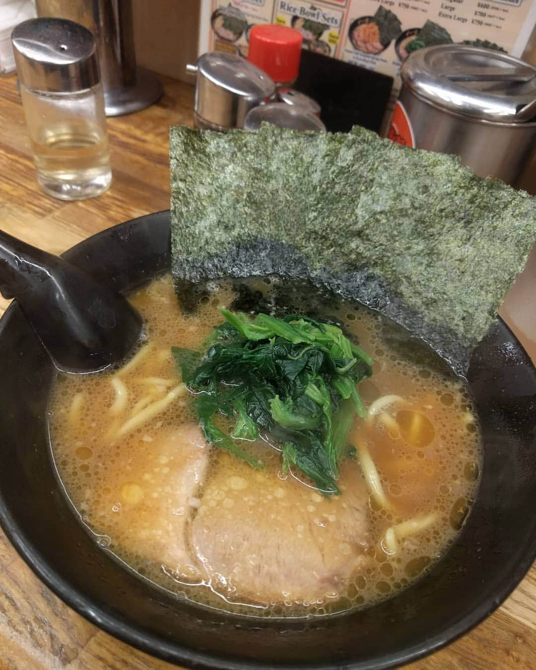 越中睦士さんのインスタグラム写真 - (越中睦士Instagram)「昨日 原宿の せい家行ったけど、味落ちまくっててがっかり、、 接客も、、 ★☆☆☆☆ #原宿　#せい家　#家系ラーメン」1月31日 17時12分 - makotokoshinaka