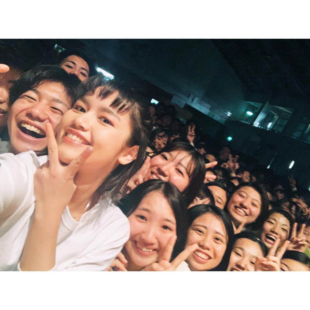 Anlyさんのインスタグラム写真 - (AnlyInstagram)「I went to back my high school to sing for graduating senior class today!! Thank you!! #anly #ssw #highschool #okinawa #looppedal #Taiyouniwarae #karanokokoro #wellneverdie #fire #naruto #太陽に笑え #カラノココロ #ナルト #student」1月31日 17時12分 - anly_singer