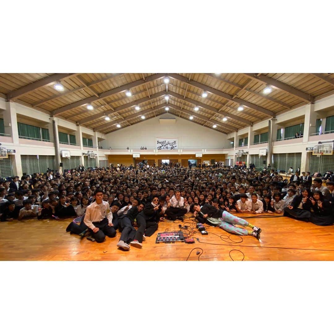Anlyさんのインスタグラム写真 - (AnlyInstagram)「I went to back my high school to sing for graduating senior class today!! Thank you!! #anly #ssw #highschool #okinawa #looppedal #Taiyouniwarae #karanokokoro #wellneverdie #fire #naruto #太陽に笑え #カラノココロ #ナルト #student」1月31日 17時12分 - anly_singer