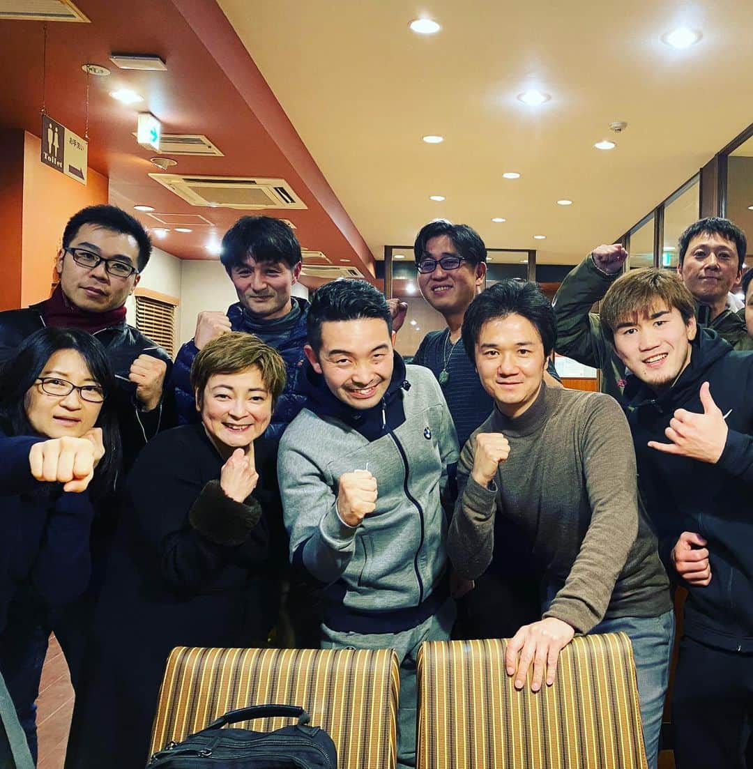 木村悠さんのインスタグラム写真 - (木村悠Instagram)「ゲストに無敗のプロボクサー！ボクシングレッスン開催🥊  オンラインジム恒例のボクシングレッスンをやりました。  会員になると毎月２回のレッスンに参加できます。  今回はゲストボクサーで、元日本ランキングも5位の橋詰将義選手に来ていただきました！  サウスポースタイルからのキレのある動きで指導してくれました！  試合後の打ち上げもボクシングの話で盛り上がりました！  皆さんご参加頂きありがとうございます！  次回も特別ゲストが来てくれるので、 お楽しみに！  ぜひオンラインジムもご参加お待ちしてます^_^ 月初に入るとお得に参加できます！ （オンラインジムへの参加はプロフィールから）  #ボクシング #boxing #トレーニング  #ボクサー  #世界チャンピオン #champion  #チャンピオン #木村悠 #二刀流 #boxer  #オンラインジム #レッスン #ボクシングレッスン」1月31日 17時12分 - kimura.yu