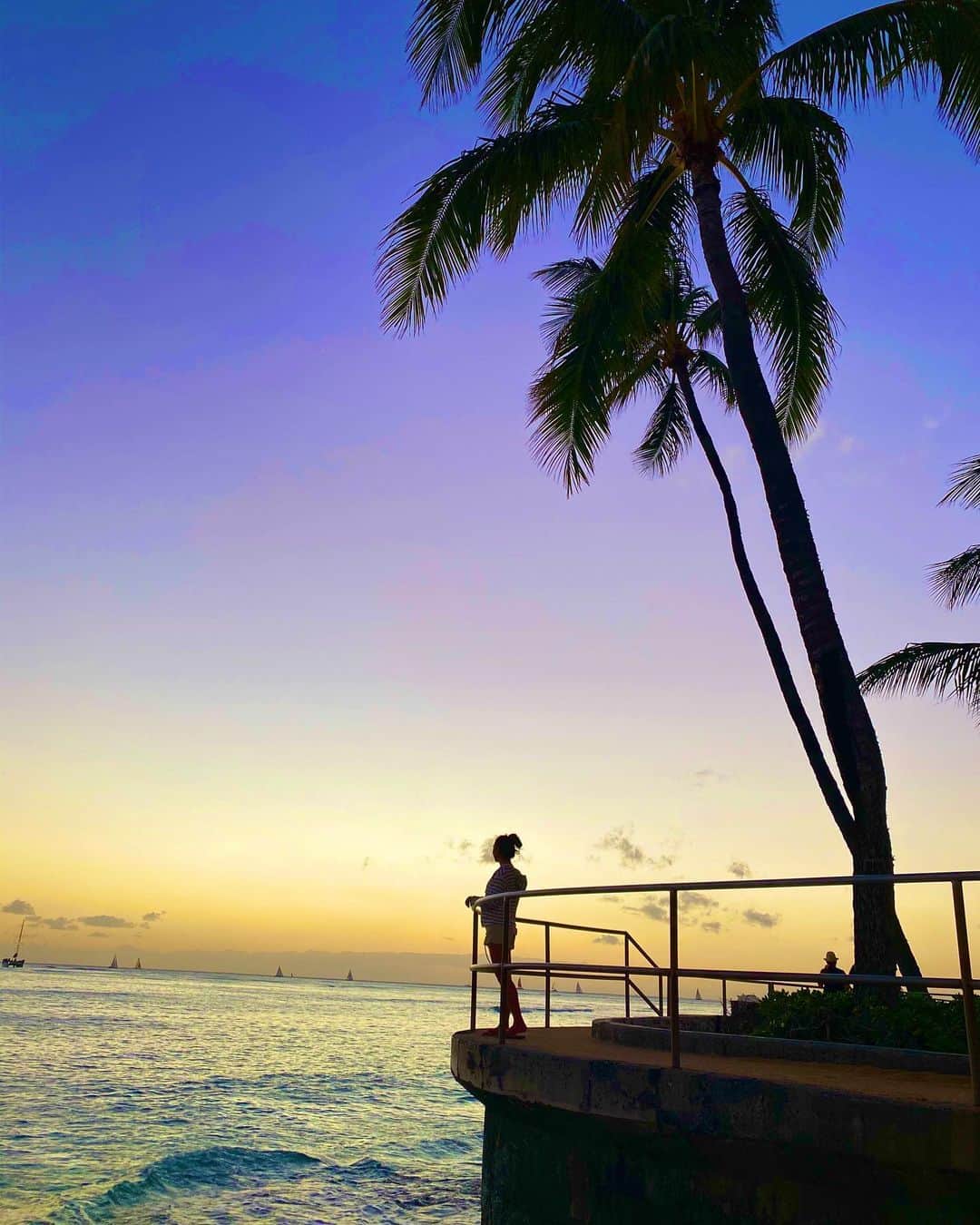 石田美奈子のインスタグラム：「ʜᴀᴡᴀɪɪ🌴 ᴡᴀɪᴋɪᴋɪ ʙᴇᴀᴄʜ♡ . 最高に綺麗だった#サンセット 🌅 #ワイキキビーチ でこんなに綺麗なサンセットが見れました♡ . . ✈️ → #minako_trip . #hawaii #sunset #hawaiistagram #waikikibeach #ハワイコーデ #ハワイ旅行」