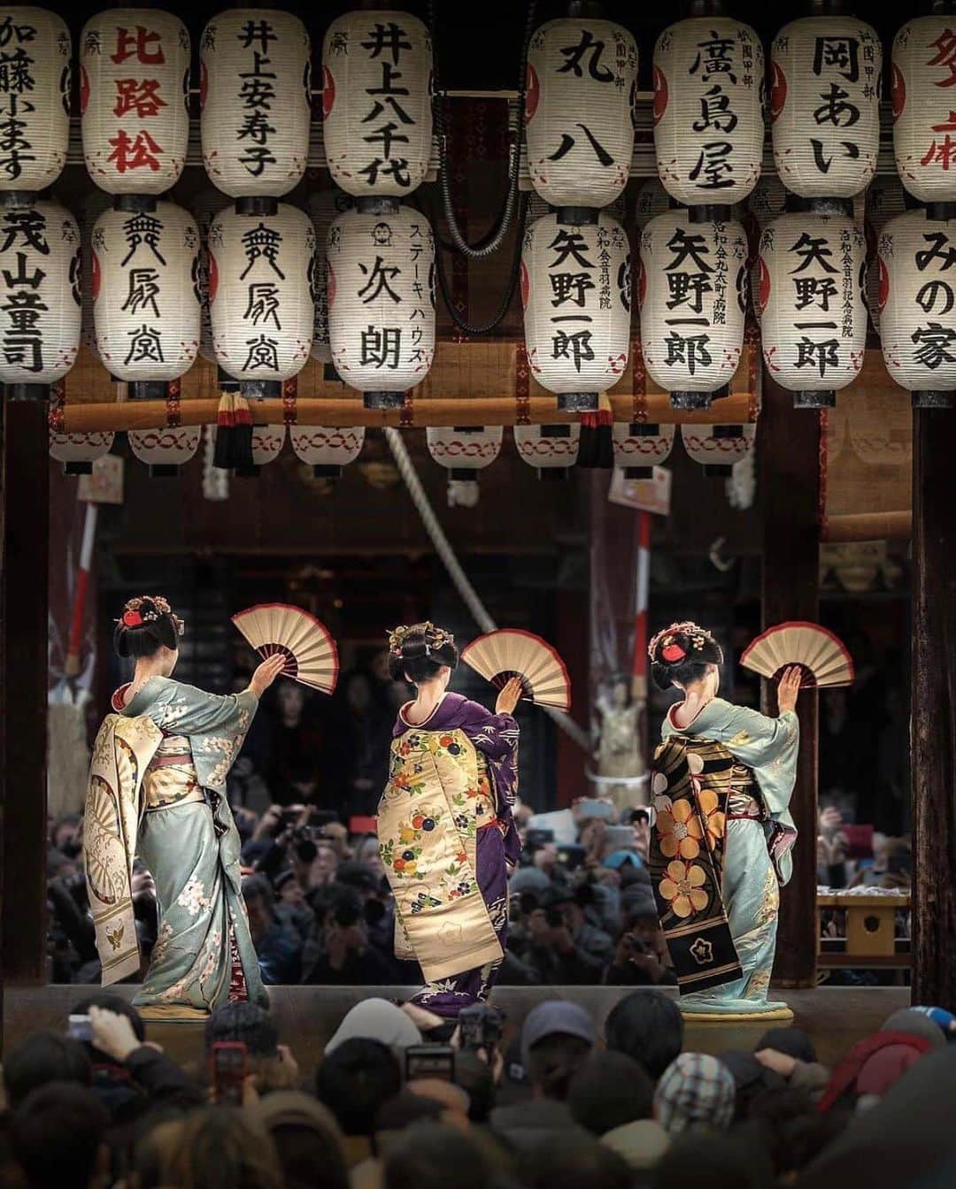 aumoさんのインスタグラム写真 - (aumoInstagram)「【#京都観光 ×#節分祭 】 . 京都府京都市にある「#八坂神社 」にて撮影されたお写真📷. 今年の#節分祭 は2月2日、3日で行われます。是非この機会に訪れてみてくださいね😌✨ . Credit：@odekakephoto7 さん 素敵なお写真をありがとうございます！ . あなたが撮影した素敵な写真に 「#aumo」を付けて教えてください♡ あなたの投稿が明日紹介されるかも♪ . aumoアプリは毎日配信！おでかけや最新グルメなどaumo読者が気になる情報が満載♡ ダウンロードはプロフィールのURLから✔︎ (iPhone&Android版) . . #京都#京都旅行#京都好き#京都巡り#kyoto#そうだ京都行こう #arashiyama #インスタ探検隊 #女子旅#絶景#旅#着物#節分 #team_jp_ #igersjp #japan_daytime_view #wu_japan  #bestjapanpics #japan_of_insta #art_of_japan_ #ptk_japan #photo_jpn #lovers_nippon #tokyocameraclub #あなたとみたい景色#フォトジェニック」1月31日 17時16分 - aumo.jp
