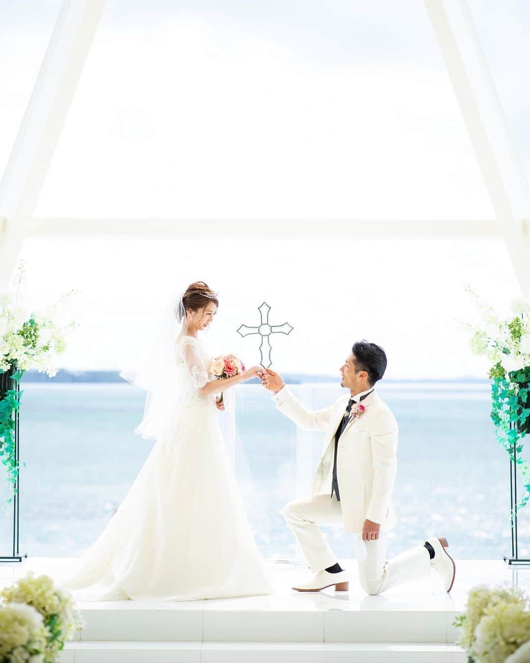 Photopla+（ フォトプラ ）さんのインスタグラム写真 - (Photopla+（ フォトプラ ）Instagram)「@photopla_weddingをフォローして、 『#フォトプラ花嫁』『#フォトプラ』の タグをつけて写真をUPしてみて･ﾟ｡ . —————————— . 海の見える真っ白なチャペルにて* 花嫁さまの柔らかなドレスの トレーンが階段に綺麗に広がり とっても美しいですよね＊ 特別な瞬間を一生物に* . スタジオ名：#フォトプラ沖縄 ＞＞＞ 『写真だけは残したい』方へ＊* Webから撮影予約できます⚐ @photopla_wedding . ——————————. . オシャレでイマドキな ウェディングフォト発信中♥ . 『#フォトプラ花嫁』『#フォトプラ』の タグをつけて写真をUPしてみて･ﾟ｡ フォトプラのIGでリグラムされるかも♪♪ . #結婚式 #結婚式準備 #プレ花嫁 #卒花 #前撮り #ロケフォト #日本中のプレ花嫁さんと繋がりたい #プラコレ#ウェディングニュース #ベストアニバーサリー #wedding  #2020夏婚  #2019冬婚　#2020春婚 #ウェディングレポ #婚約 #婚約中 #ロケーションフォト #photopla #ウエディングフォト #フォトウェディング　 #スレンダーライン #チャペルウェディング #チャペルフォト #ピンクブーケ #沖縄 #沖縄フォト」1月31日 17時22分 - photopla_wedding