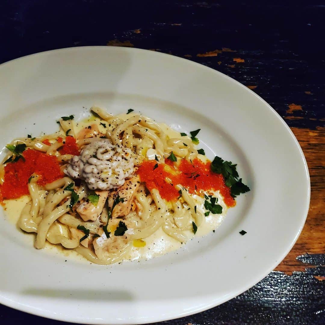のインスタグラム：「本日のおすすめパスタ！ 「白子とサーモンの手打ちクリームパスタ」 トスカーナのピーチという伝統的なパスタ。本日打ち立てパスタです！ 白子のクリーミーさととびっこのプチプチ食感が絶妙！ #手打ちパスタ#クリームパスタ#トラットリアドーニ#渋谷イタリアン#渋谷駅近イタリアン#白子パスタ」
