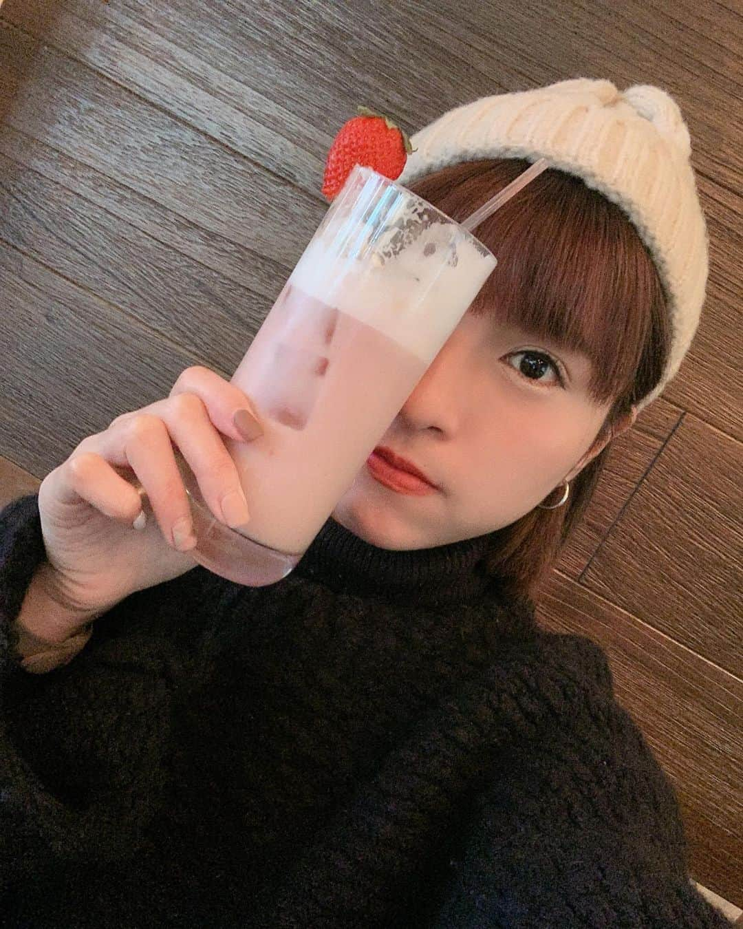 峮峮さんのインスタグラム写真 - (峮峮Instagram)「毫好喝的🍓🥛☺️」1月31日 17時37分 - qun_04