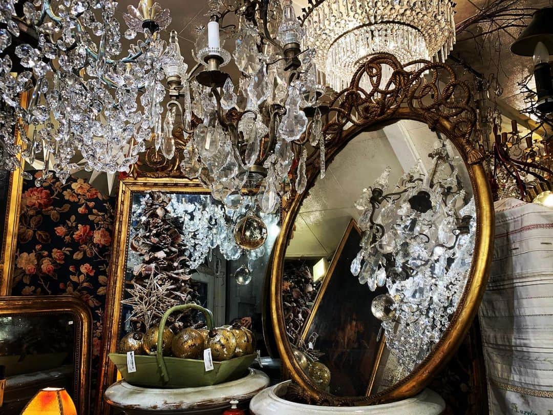 のインスタグラム：「#colmar #france #🇫🇷 ヨーロッパのantique shopも蚤の市も大好き💋」