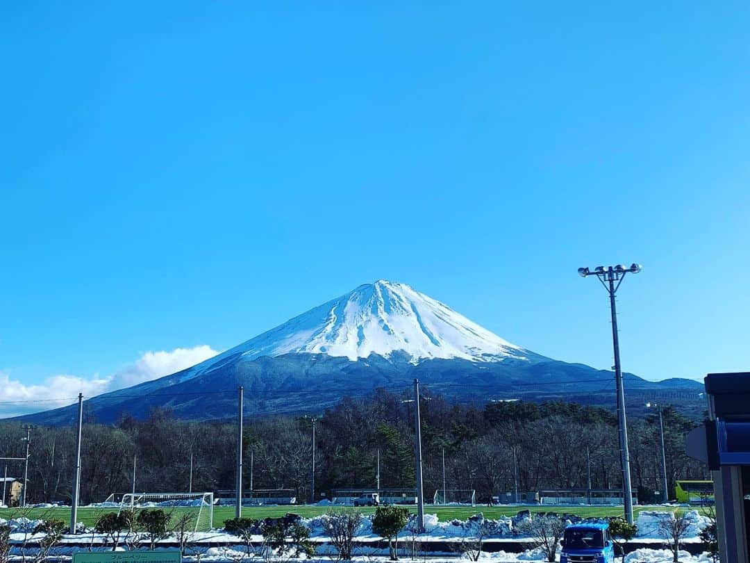 丸山桂里奈さんのインスタグラム写真 - (丸山桂里奈Instagram)「山梨に向かうとちゅーの写真。 富士山🗻 だいぶ富士山。富士山はいつも 私たちの味方でいてくれる。 ありがとう、富士山。 これからも、よろしくお願いし ます🗻  #山梨ロケ #富士山 #いろんな顔を持ち合わせる逸材 #いつも人間がお世話になります #雪がすごい #ロケも終盤 #がんばります #いい意味で #インスタバエ」1月31日 17時40分 - karinamaruyama