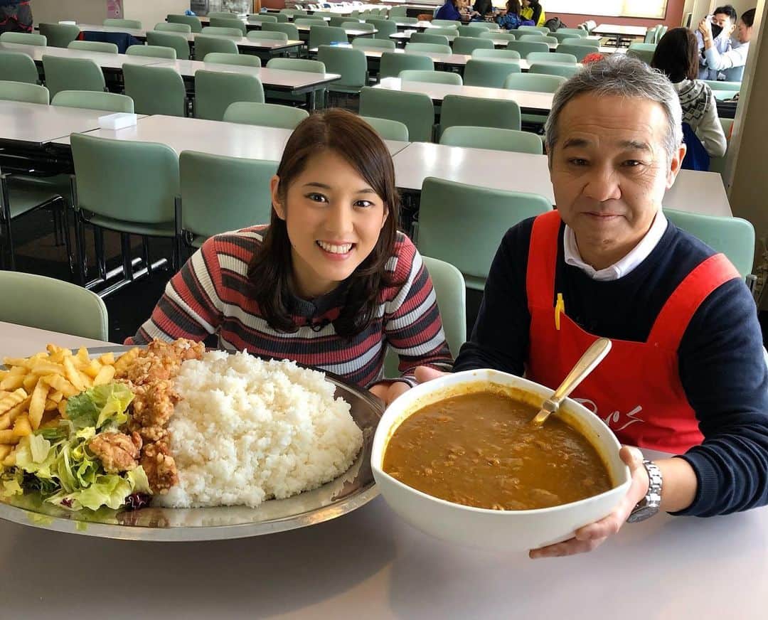 汾陽美樹のインスタグラム：「. 今日のふるさとライブでご紹介したのは 奥ダボススノーパーク⛷❄️ ここの名物グルメは… ✨超〜BIGカレー🍛✨ あまりの大きさに思わず笑ってしまいました🤣👏 5〜6人前なのでご家族やグループで お越しの皆さんにオススメ！ とってもおいしいビーフカレーです🍛✨ ちなみに、1人で食べ切った方は まだいないそうですよ😝笑 . 2枚目の写真は 空き時間に1人でリフトに乗って滑りに行った時の！ 1人だったのでセルフタイマーで自撮り♩ 顔はめパネル好きなんですよ〜😙✌️ ちなみに、これtake3です(笑) スキー板履いた状態で10秒は厳しい😂 あとから、板外せばよかったな…と思いましたとさ。 . #長野放送 #アナウンサー #汾陽美樹 #上田市 #奥ダボススノーパーク #ゲレ食 #超特大カレー」
