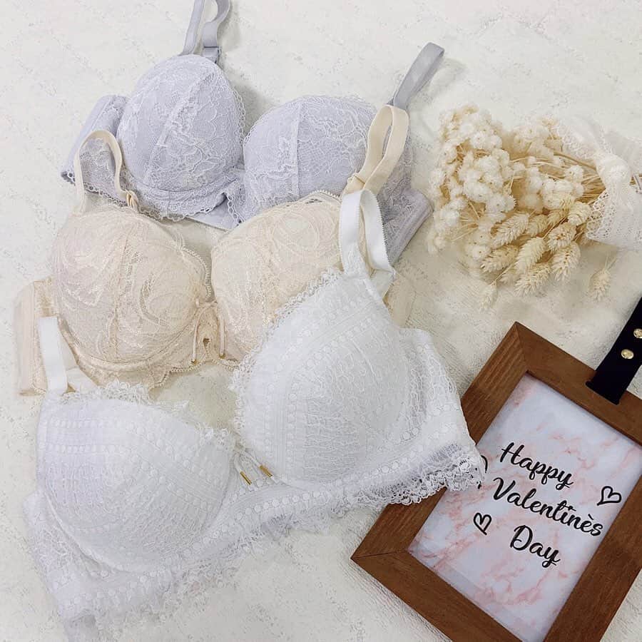 BradelisNewYork/ブラデリスニューヨークのインスタグラム：「. White or Pink あなたが選ぶのは？  今年もバレンタインが近づいてきました💐 いつもより、ちょっと着飾りたくなるシーズン この冬一番お気に入りの服を揃えたら、次は下着を準備して💕  Whiteならいつもより清楚に、Pinkならいつもより可憐に ほしいイメージを、色のパワーでプラスしていつもと違うわたしを楽しみましょ✨ . . (White下から：アリア(STEP1)クリスタル(STEP2)ベル(STEP2)) (Pinek下から：プリマララ(STEP1)イレーヌ(STEP2)ブレンダ(STEP１)) . . . #bradelis#bradelisnewyork #ブラデリス  #ブラデリスニューヨーク#補整#育乳#育乳ブラ#ボディメイク#ボディチェック」