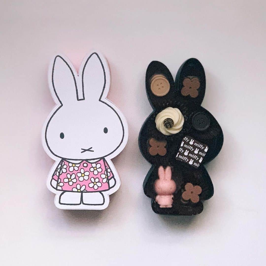 k i ｒa r a のインスタグラム：「𝐜𝐡𝐨𝐜𝐨𝐥𝐚𝐭𝐞﻿ ﻿ 見つけた瞬間﻿ 買っちゃうよね🐰♥」