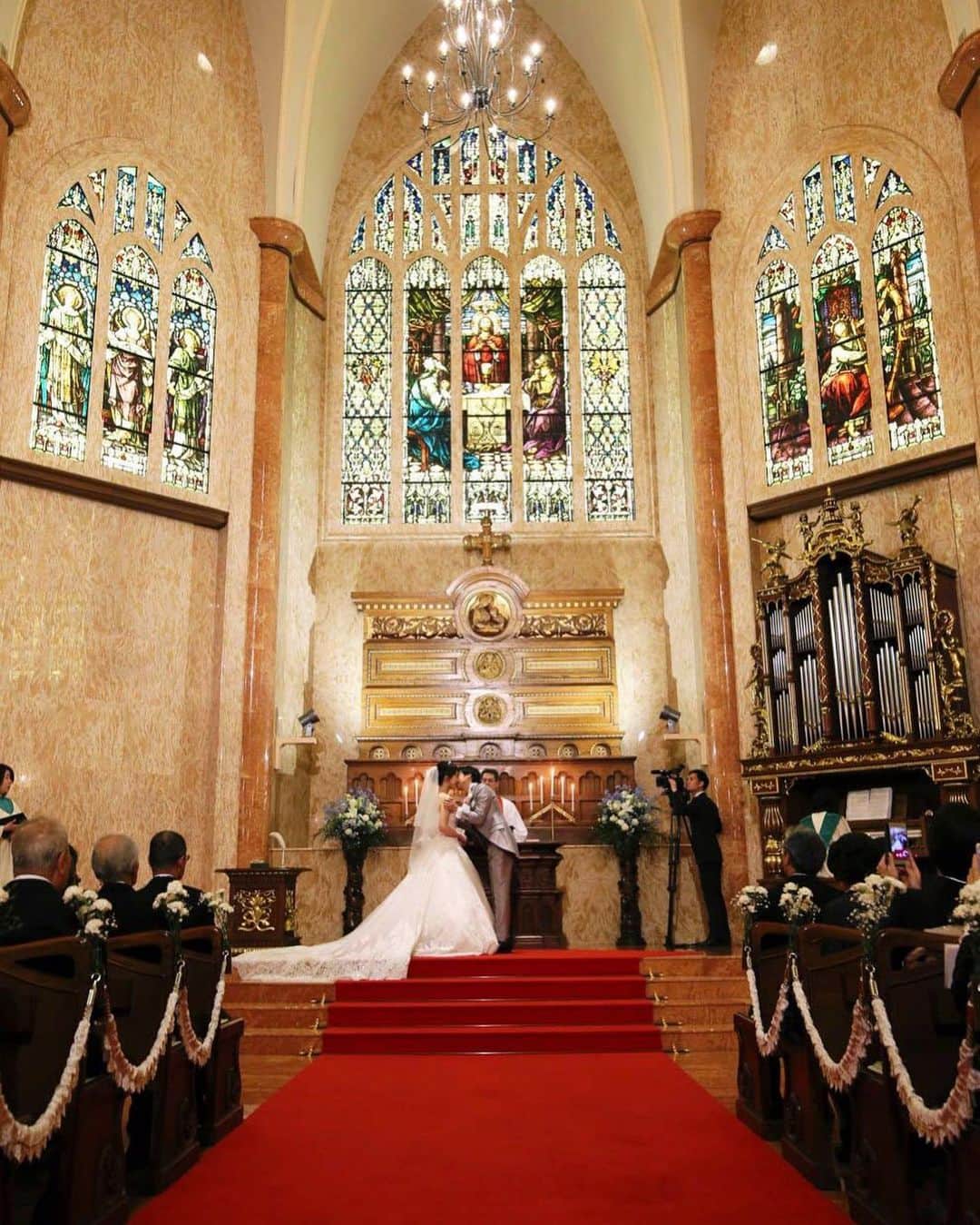 マリエカリヨン名古屋さんのインスタグラム写真 - (マリエカリヨン名古屋Instagram)「@marieecarillon . 荘厳なゴシック様式が再現された神秘的な空間。 大聖堂を取り囲む10枚のステンドグラスは、 やさしく柔らかい光がお二人の特別なひと時を照らし 更に美しく輝かせてくれますよ…*＊ . ------------------ . ▼ブライダルフェアは インスタのTOPからご予約が出来ます⚐ ＞＞＞ @marieecarillon . @marieecarillonをフォローして #マリエカリヨン  #マリエカリヨン名古屋 のハッシュタグをつけて お写真を投稿してみてくださいね✳︎ . こちらの公式IG（@marieecarillon） で取り上げさせていただきます♡ . #マリエカリヨン #マリエカリヨン名古屋 #dress #nagoya #wedding #weddingdress #weddingparty #ウェディングドレス #カラードレス #ウェディングレポ #チャペル #プレ花嫁 #ブライダルフェア #卒花 #披露宴 #結婚式準備 #日本中のプレ花嫁さんと繋がりたい #結婚式 #結婚式場 #東海花嫁 #名古屋花嫁 #2020春婚 #2020夏婚 #2020秋婚 #2020冬婚 #ステンドグラス #大聖堂 #チャペルウェディング #バージンロード」1月31日 17時42分 - marieecarillon