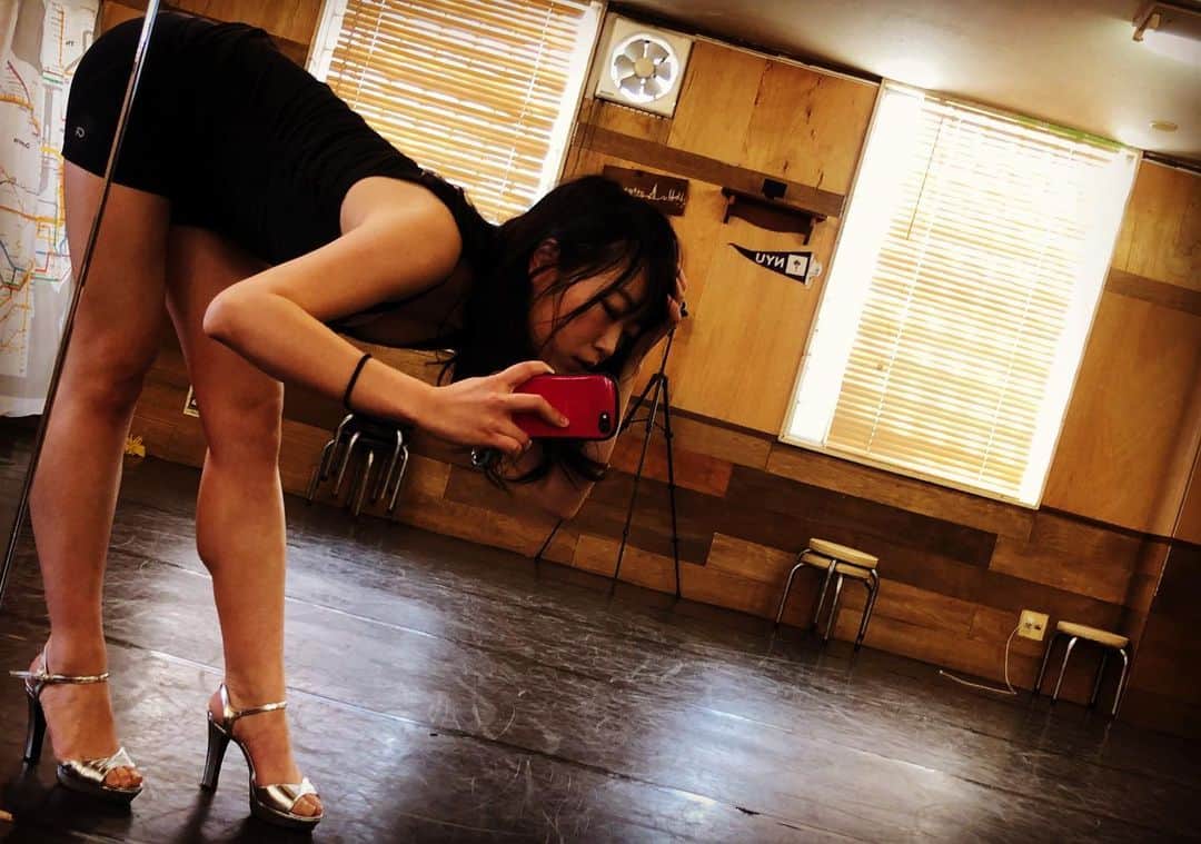 佐々木心音さんのインスタグラム写真 - (佐々木心音Instagram)「ヒールで自主トレ。 からの キックボクシングな日。 . カラダ動かさない日が 気持ち悪くなってきた。 お酒が弱くなってきた。 . ルーティン化しちゃえば こっちのもの。がんばろ。 . . . #dance #highheels #sporttime #kickboxing #japanesegirl #gymstagram #instagood #exercise #actress #singersongwriter #kokonesasaki #ハイヒール #自主トレ #ダンス #キックボクシング女子 #エクササイズ #体動かさないと気持ち悪い #お酒弱くなった #ルーティン化させたい #楽しく絞る #佐々木心音」1月31日 17時48分 - sasakikokone