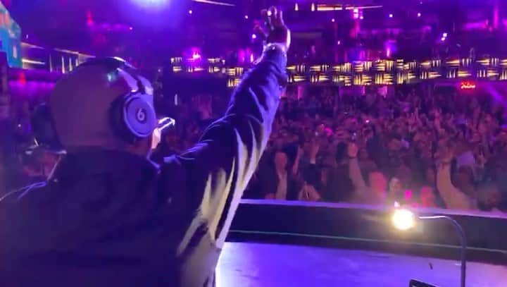 ファンクマスター・フレックスのインスタグラム：「Shhhhhh! Private Party! One hand up! FunkFlex 3 hour open format set! Vegas! Kaos! 3,000 deep! Back to front! 3 Levels! Kelly, Marissa and Traci thanks again! @djapluslasvegas on the opening set! Vid via: @djhrnyc AM I THE ONLY ONE THAT SUPER ENJOYS VEGAS?」