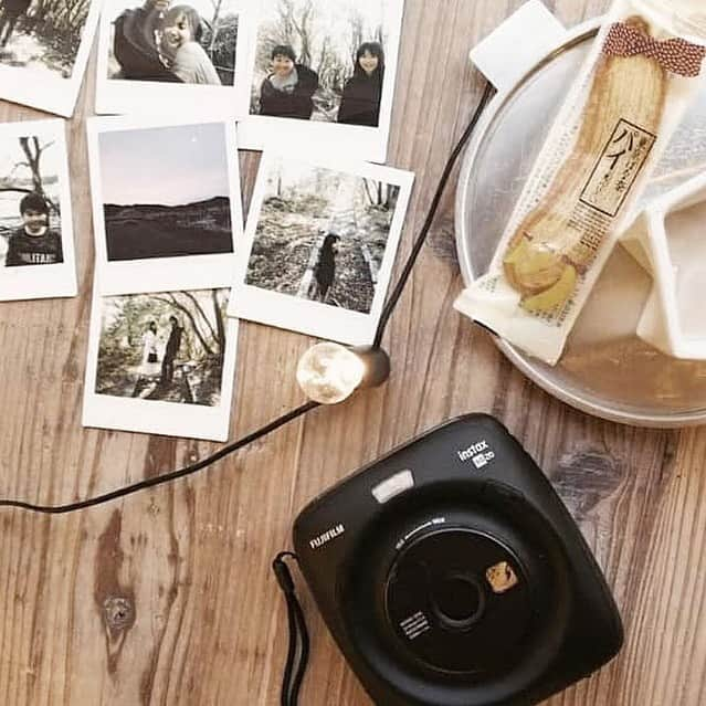 Fujifilm instaxさんのインスタグラム写真 - (Fujifilm instaxInstagram)「.﻿ #チェキのある生活 で投稿して頂いた @saori_tyh さんのチェキをご紹介！﻿ 年末年始の思い出を振り返りながらのんびりとプリント◎﻿ SQ20はお気に入りの写真だけを選んでプリントできるのが嬉しいポイントです♪﻿ ﻿ チェキの魅力をファンの方と一緒に発信する「instax Life プロジェクト」を推進中！﻿ チェキが好きなら、カメラを持っていない人でも大歓迎☆﻿ ポイントに応じたプレゼントや登録者限定イベントへのご招待などの特典も！﻿ みなさまのご参加を心よりお待ちしております♪﻿ ﻿ 詳しくはこちらから☞https://instax.jp/instaxlifeproject/﻿ ﻿ #instax #instaxcamera #instaxsquare #SQ20 #cheki #チェキ #チェキスクエア #FUJIFILM #富士フイルム  #思い出 #年末年始 #振り返り #ともだち #旅の思い出 #ブレイクタイム #チェキのある生活 #マイチェキ #メモリアルチェキ #instaxlife」1月31日 18時00分 - cheki_instax