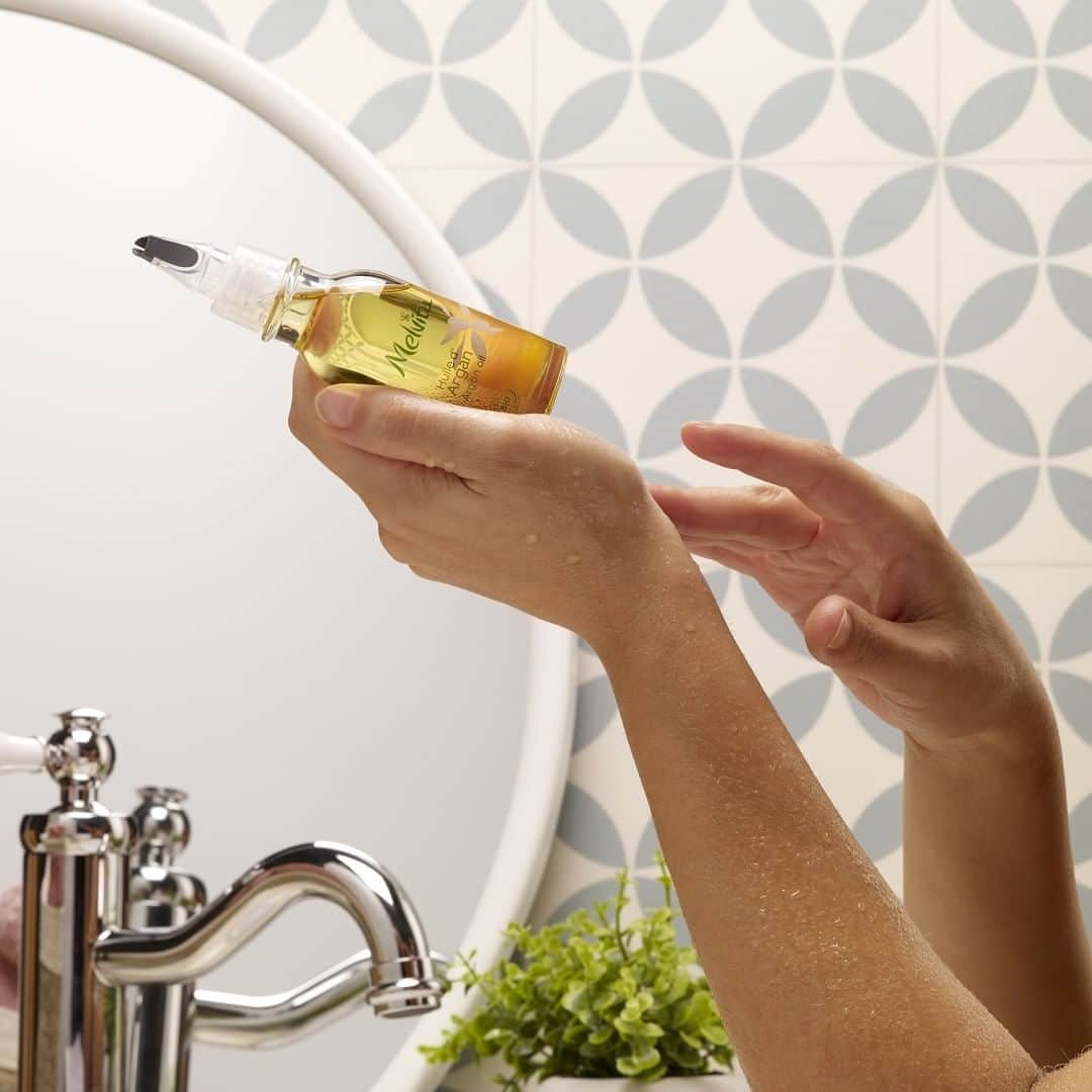 Melvita Officialのインスタグラム：「Pourquoi appliquer votre huile d’argan sur peau humide 🚿 ?  Votre peau fonctionne un peu comme une éponge. Quand elle est sèche ☀️, elle absorbe peu et quand elle est humide 💧, elle absorbe beaucoup et très rapidement.  En appliquant votre huile d’argan sur peau humide 💧💧💧 (pensez à nos eaux florales pour le visage), vous bénéficierez des meilleures propriétés de l’huile, SANS film gras.  Vous voyez ?  #melvita #argan #huilesvegetales #biologique #fairtrade #commerceequitable #cleanbeauty」