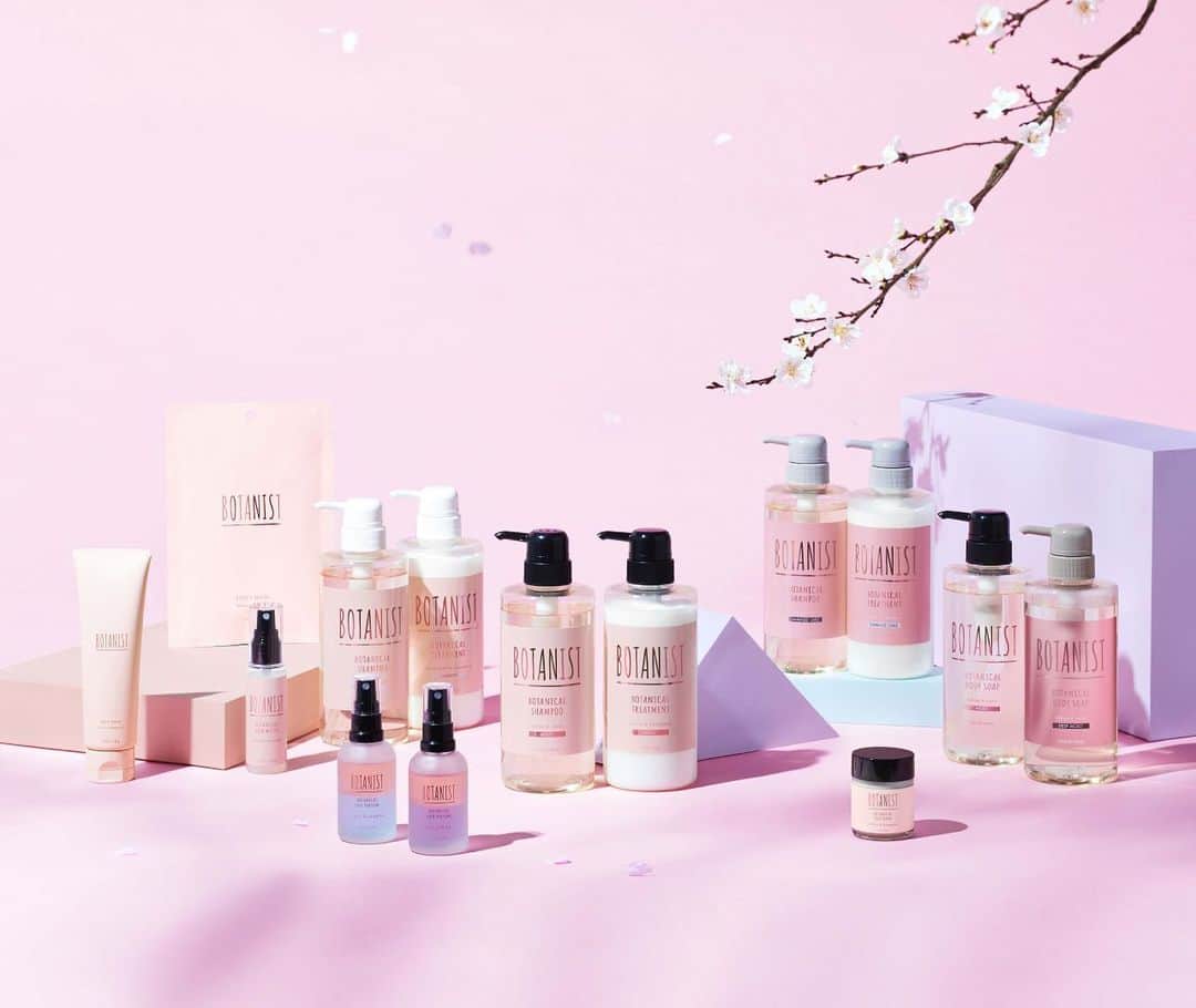 のインスタグラム：「【歩くたび、サクラふわり。】 一足早く、春がやってきた🌸 本日より「ボタニカルスプリングシリーズ」がオンライン発売開始🛁✨ 皆さま、お待たせしました😊 ⠀⠀ ボタニストから初の #ヘアパフューム と春限定シリーズ初のスタイリングアイテム「ヘアバーム」「ヘアウォーター」も登場！ヘアパフュームのサクラ＆ガーデニアの香りは、BOTANIST Tokyo（@botanist_tokyo）にて、500個限定で発売🌿 ⠀⠀ 更に今年のスプリングシリーズはヘアケア、ボディーケアに加え、スキンケアアイテムも初登場🌸 #BOTANIST のサクラの香りをまとって出かけに行こう♪ ⠀⠀ 乾燥・PM2.5などの春特有のダメージを受けた髪と肌をケアする美容成分、 スプリングバリアコンプレックス※を配合。また、日本の春の移ろいを彩る3種類のブロッサム（ウメ、モモ、サクラ）が、 潤いを保ったツヤのある髪と肌へ導きます。 ⠀⠀ ※〈ヘアケア〉ボタンエキス、マグワ根皮エキス（全て保湿成分）、ワサビノキ種子エキス（毛髪補修成分）〈ボディー・スキンケア〉カミツレ花エキス、ドクダミエキス、ボタンエキス（全て保湿成分） ⠀⠀ ＜Coming soon＞ 2/1（土）よりスプリングシリーズ発売記念キャンペーンを実施します！ 詳細は、明日の投稿を是非チェックしてね😉 ⠀⠀ ＜発売 / 取扱い店舗＞ 1/24（金）：BOTANIST Tokyoにて先行販売 1/31（金）：公式Webサイト（&Habit）/ オンラインストア / バラエティショップ（一部店舗除く） 2/5（水）：全国ドラッグストア（一部店舗除く）  ヘアバームのお取り扱いについて 直射日光のあたる場所、高温の場所を避けて保管するようにしてください。高温でバームが溶けてしまった場合は、液漏れに注意し、冷ましてバームが固まってからご使用ください。 ⠀⠀ #SakuraFollows ⠀⠀ #ボタニスト #botanisttokyo #ボタニストトウキョウ #botanicalbeauty ⠀⠀ 🗼@botanist_tokyo 🌍@botanist_global 🇨🇳@botanist_chinese」