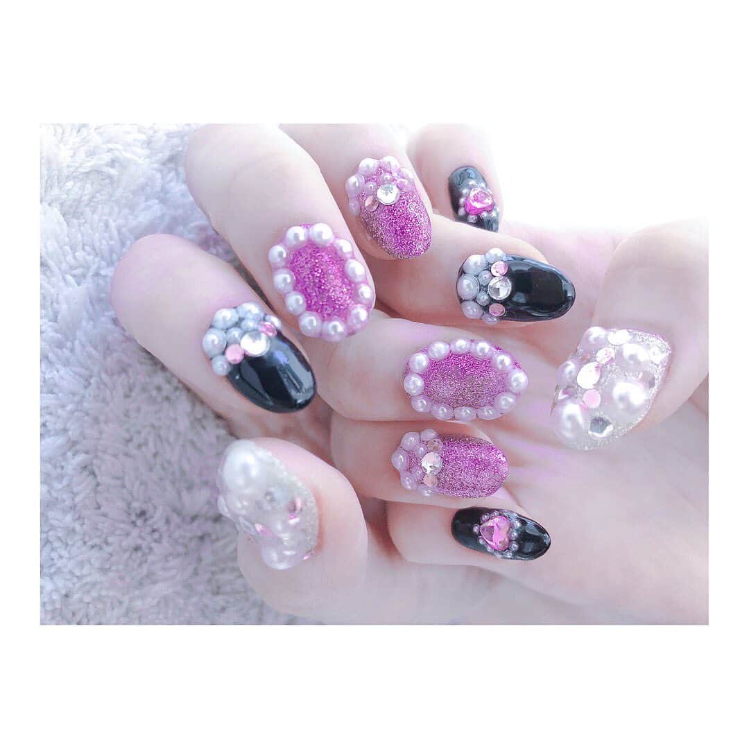 鈴木みのりのインスタグラム：「ごてごてかわいい〜やってもらった🐰💓 小指のハート、バレンタインらしくていい🍫💕 * ピンクの色味、紫がかってるから甘々すぎない最高‪(ᵒ̴̶̷̥́_ᵒ̴̶̷̣̥̀ )❤︎ * #ネイルサロン #ネイル  #nail #ピンクネイル #地雷  #ごてごてネイル #ジェルネイル #ネイルデザイン  #ストーンネイル #ストーン #黒ネイル  #ラメネイル #ラメ #かわいい #ハートネイル #ハート #パールネイル #パール #栄ネイルサロン #栄  #グリッターネイル #グリッター  #バレンタインネイル」