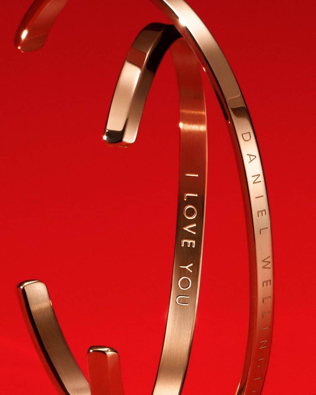 ダニエルウェリントンさんのインスタグラム写真 - (ダニエルウェリントンInstagram)「Looking far and wide this Valentine's Day, for a symbol of love, with words that say it all? We have the answer! Our limited edition Valentine's bracelet is the perfect gift for that special someone. ❤️#fromDWwithlove #DanielWellington」1月31日 17時57分 - danielwellington