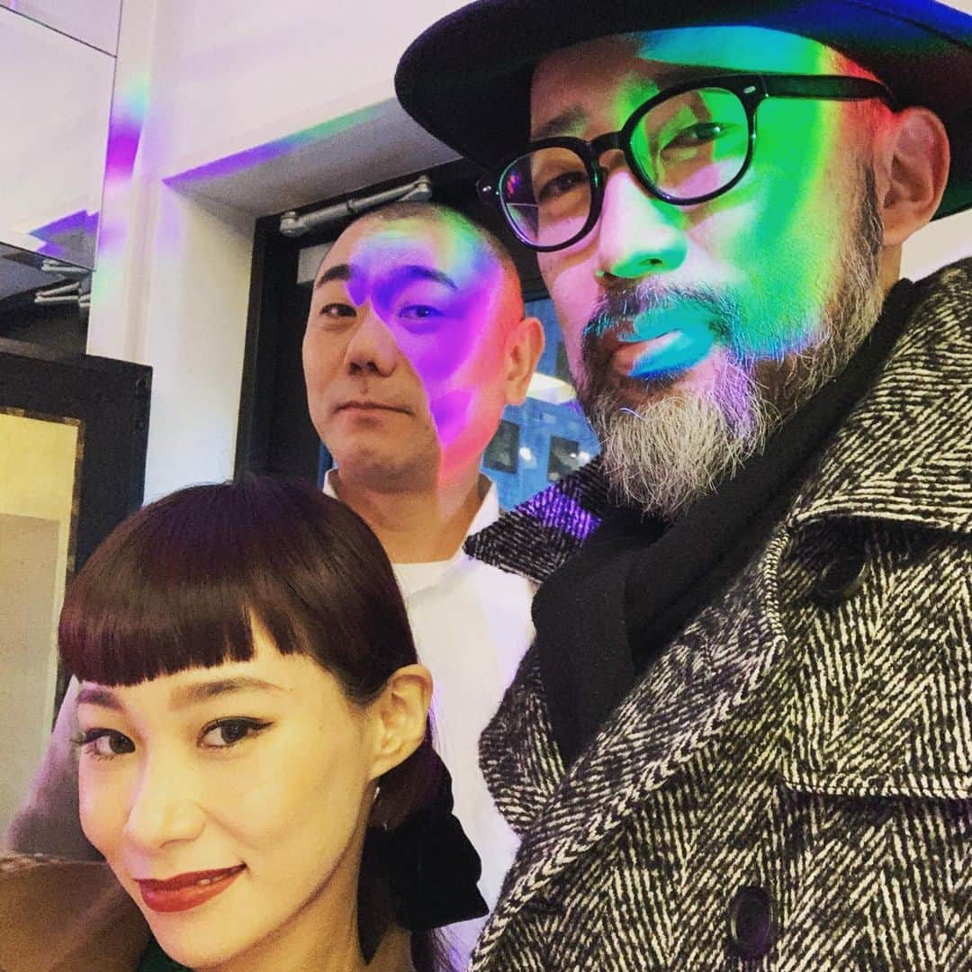 のインスタグラム：「会場で彼女が10代の頃から知ってるユリアちゃんにばったり。  ない藤さんのメイク、凄いなw  豹柄ビーサンJoJoでコラボした祇園ない藤さんの展覧会詳細は以下↓  第一回「色と色　-赤と緑- 」  場所  mediatoll  メディアトール 〒107-0062  東京都港区南青山5-2-15 ヴィオレ南青山1階  Tel/Fax:03-3486-4109  日時 2020/1/31~2/2  時間　 11:00~20:00  協力　加納節雄　東組 mediatoll  MGS 「日本歴史 史上　文化絶頂の80年の始まり」  2020~2100年。この80年が日本歴史史上最も文化的な絶頂期であったと言われる時代。その幕開けです。  日本、京都に積み重ねられた時間が、未来の時間と同等に希望と豊かさと成る。  再生の機会をここに始めます。  1,私たちは、出店を日本の真ん中 南青山に、京都　祇園より出店いたします。  2,京都を今の日本の中心に運び。光を当てて観察します。観光の輸出をいたします。  3,人々の中に独自の価値観、選美眼が開眼する機会を共有します。  この７０年余りの間　経済が中心の世界が確立され文化は文明に追い越されました。  文化は余分なもののように消費される。表層的な見世物になりました。  日本中の都市は駅前に東京を再現し、都会化をすることに充実感を作り出し  どこに行っても同じ風景の世界が実現した。「コピーの世の誕生です。」 全てのものは、コピーで充分。本物の価値が必要とされない時代。  文化が世界を牽引し構築されていた時の中心であった「京」は、  日本の中でも特に歴史的な背景や文化の要素が星の数ほど散りばめられています。  しかし、その京都も観光都市として文化の発信ではなく、  消費に適した画一的な、一面的な、表面的なわかりやすい場所と変容しています。  日本が最も文化的に栄えた元禄から明和にかけての  日本を支えた京都の日常に宿り人々の日常に根付いた町衆の選美眼は、失われました。  TVインターネットの普及、便利とともにどこの場所に行っても同じ、  単一的で誰かの焼きましであり、かっこいい、流行り、どこかの誰かの価値観を  主体性から客観性に置き換えたと、民主的のオブラートに包み隠され  責任の放棄、独自性の破棄により、自分の考えへとすり替えた。  選美眼とはかけ離れた価値観　世界観が、一人歩きする。まさに独自性の放棄の時代です。  令和の時代。文化が文明を牽引する情緒も、感受性も、人間性もを含み抱えた社会の構築を  京都から生み出して、京都から掘り出して、取り返してみてはどうだろう？！ そのメソッドは必ずや日本中に眠る　世界に宿る　独自性や選美眼へと伝播することでしょう。  金額や、落款や、評価や、サインましてや、ブランドのタグに価値を預けるのではなく。  長年その場所に既にあり、時間という蓄積、変化という  時間の表現さえもを飲み込んだ暮らしに根付いた美しさを　そのままに受け入れ、  独自性を大切にし、価値の創出を自らスタートさせる方法を ここに提示する機会を設けたいと思います。 「調和による満足感　充実感を得る機会。」 積み重ねられた時間が、未来の時間と同等に希望と豊かさである場へと再生します。  たおやかな町人文化が結集して、東京のど真ん中南青山に京文化のカタストロフィを起こすまさに絶好の機会。  これからの80年が日本歴史史上最も文化的な絶頂期であったと言われる時代の幕開けであらんと信じ、  一個の男子、真の町衆としてここに断行する次第です。  至純の魂を持つ同志の参加を熱望しております。  #祇園ない藤 #madomoisellyulia」