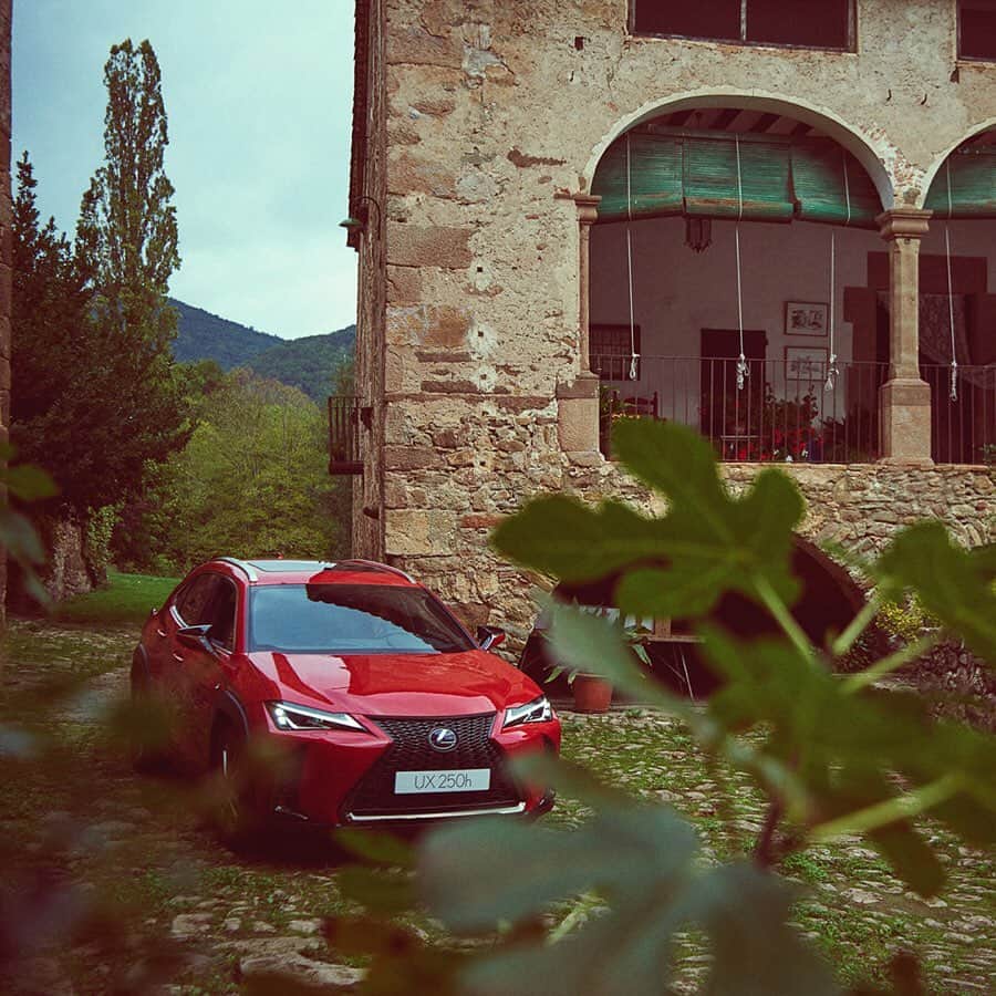 LEXUS / レクサスさんのインスタグラム写真 - (LEXUS / レクサスInstagram)「【スペインの革新的な建築作品群を UX F SPORTでめぐる】﻿ スペイン・バルセロナ近くの小さな町オロット。この自然豊かな町には、建築界で最も権威があるとされる「プリツカー賞」を受賞した建築スタジオ「RCRアーキテクツ」が手掛けた建築作品が多数存在する。﻿ ﻿ 日本の思想に根差した彼らの革新的な作品群を、同じく日本独自の思想をデザインに応用したUX F SPORTで訪ね、またLEXUSが参戦するモーターレース「BLANCPAIN GT最終戦」を“体験”するロードトリップストーリーをご紹介します。﻿ ﻿ (記事はlexus.jpでご覧いただけます)﻿ ﻿ #レクサス #Lexus #Lexusjapan #Lexusjp #ExperienceAmazing #LexusUX #UX250 #Hybrid #LEXUS_F #Fsport #スペイン #バルセロナ #プリツカー賞 #RCRアーキテクツ #デザイン #モータースポーツ #MOTORSPORT #BlancpainGT #car #cars #drive #driving﻿」1月31日 17時59分 - lexus_jp