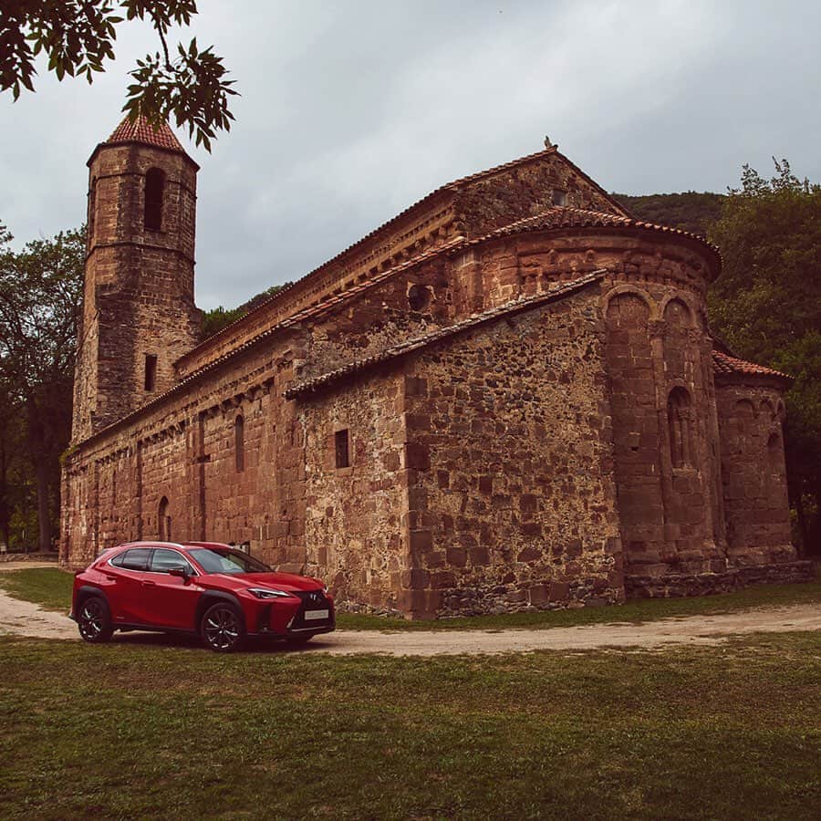 LEXUS / レクサスさんのインスタグラム写真 - (LEXUS / レクサスInstagram)「【スペインの革新的な建築作品群を UX F SPORTでめぐる】﻿ スペイン・バルセロナ近くの小さな町オロット。この自然豊かな町には、建築界で最も権威があるとされる「プリツカー賞」を受賞した建築スタジオ「RCRアーキテクツ」が手掛けた建築作品が多数存在する。﻿ ﻿ 日本の思想に根差した彼らの革新的な作品群を、同じく日本独自の思想をデザインに応用したUX F SPORTで訪ね、またLEXUSが参戦するモーターレース「BLANCPAIN GT最終戦」を“体験”するロードトリップストーリーをご紹介します。﻿ ﻿ (記事はlexus.jpでご覧いただけます)﻿ ﻿ #レクサス #Lexus #Lexusjapan #Lexusjp #ExperienceAmazing #LexusUX #UX250 #Hybrid #LEXUS_F #Fsport #スペイン #バルセロナ #プリツカー賞 #RCRアーキテクツ #デザイン #モータースポーツ #MOTORSPORT #BlancpainGT #car #cars #drive #driving﻿」1月31日 17時59分 - lexus_jp