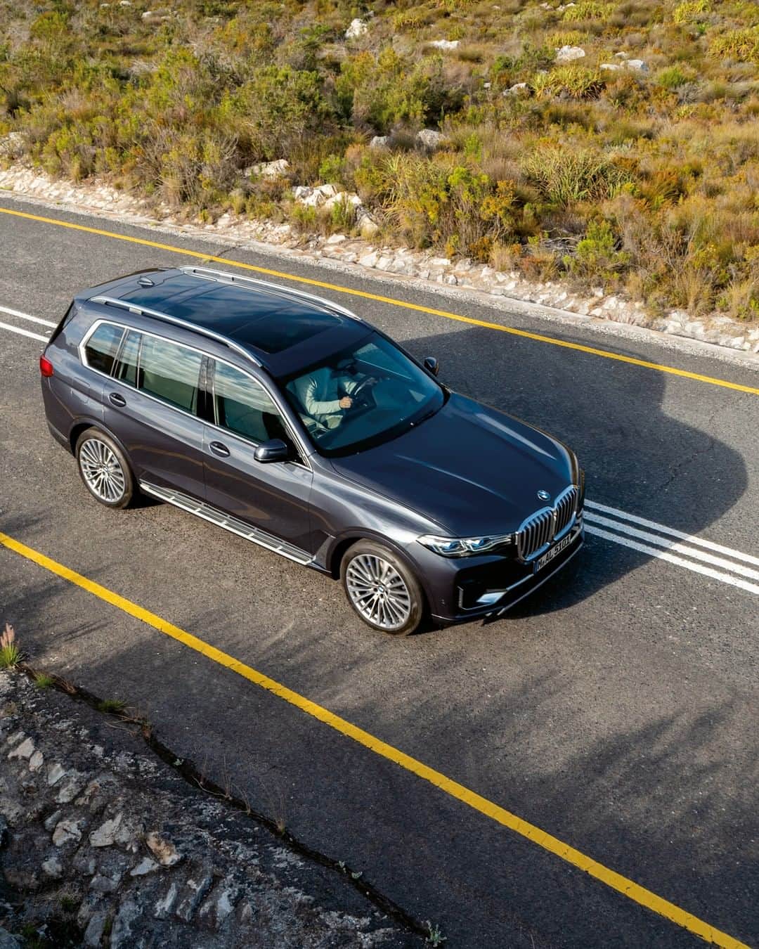 BMWのインスタグラム：「An elegant fusion of strength and space. The BMW X7. #TheX7 #BMW #X7」