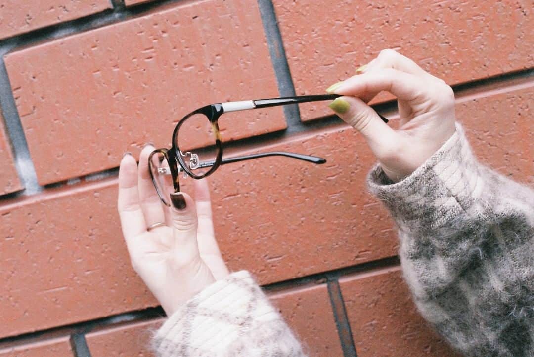 Zoff Officialのインスタグラム：「Zoff CLASSIC Spring Collection Sweets Series “Chocolat” / ZH201001_49C1 人気のZoff CLASSICシリーズに、チョコレートをモチーフにしたデザインが登場！ サイドにさりげなく施されたされたミントグリーンがポイント。ブラウンとの配色が思わず食べたくなってしまうような可愛さです。 . #Zoff #FASHION #eyewearstyle #メガネ #Zoffコーデ  #ZoffCLASSIC #ゾフクラシック」