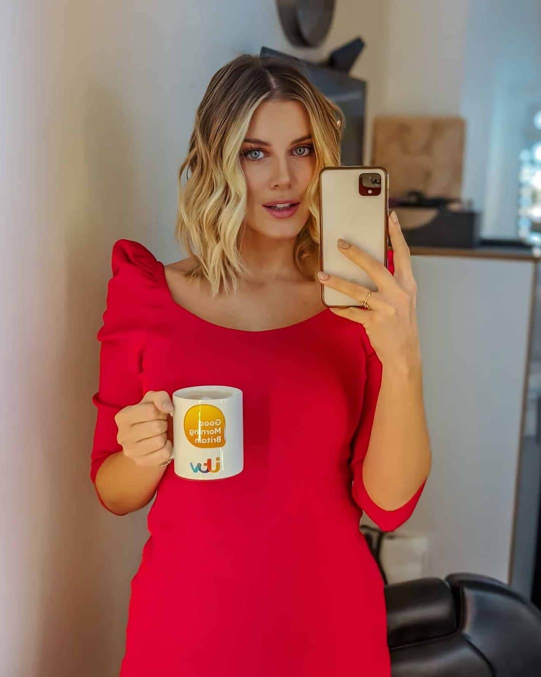 Ashley Jamesさんのインスタグラム写真 - (Ashley JamesInstagram)「Ladies, would you date a man that's shorter than you? That's what I was discussing bright and early this morning on @gmb ☕ According to statistics, only 4% of hetro couples feature a shorter man, and a massive 9/10 women claim they would never date a man who's shorter than them. For those of you who missed it, here are my thoughts on this: Making fun of shorter men or ruling totally rule out dating shorter men is something we should work on eradicating as a society. It all boils down to traditional ideas of what it means to be masculine and feminine.  For me, the most important thing when it comes to dating is finding someone who I'm socially, emotionally, intellectually and sexually compatible with. And even that's been hard enough to do! 😂 I'd way rather sacrifice inches for someone who makes me laugh, is kind, and has a sense of adventure.  I think the desire to be with someone taller boils down to our own insecurities about what our patriarchal society deems to be feminine: feeling small and protected. But being and feeling feminine shouldn't boil down to our size (height or weight) and we can protect our God damn selves. 💅 I think there's so many unrealistic beauty standards for women, but a man's height is also the same. He can't exactly grow! I can't wait to see a more divisive representation of couples in films (different heights, interracial, same-sex). We're ready! Plus, I imagine a man comfortable with a woman being taller than him is less likely to be threatened by other gender stereotypes, like your success! 😎 I bet this is super divisive, but I'd love to know... Ladies would you date a man shorter than you, and if not why? And men, would you date a taller woman? ❤️ My dress is from @riverisland 👗」1月31日 18時04分 - ashleylouisejames