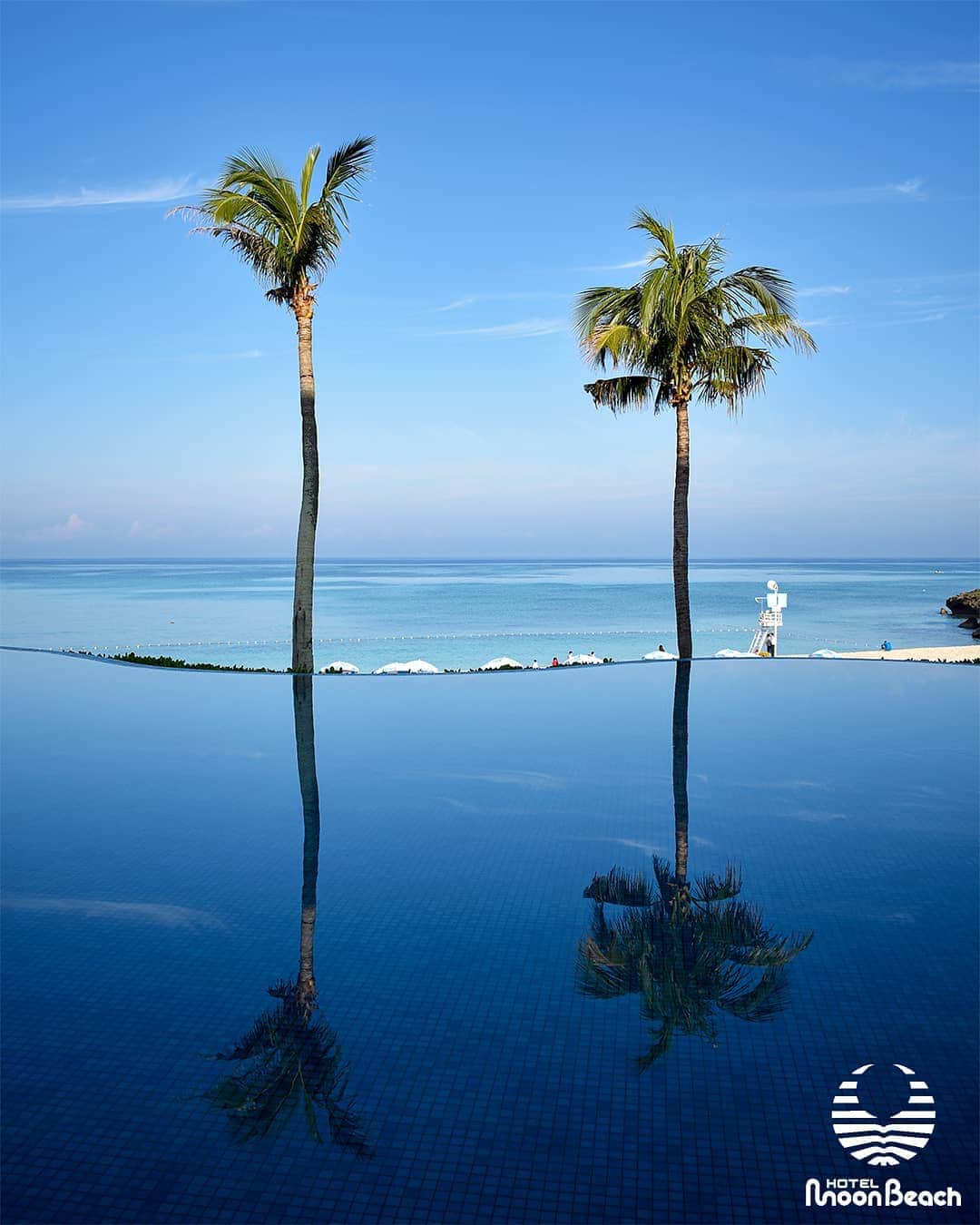 のインスタグラム：「先日に引き続き1月24日、朝のラグーンプール。 まるで鏡のような光景です。Morning Lagoon Pool 24Jan2020 #沖縄 #恩納村 #沖縄ホテル #沖縄リゾート #沖縄観光 #沖縄旅行 #沖縄ビーチ #インフィニティプール #沖縄好き #沖縄好きな人と繋がりたい #ホテルムーンビーチ #ムーンビーチ #ムーンビーチホテル #okinawa #onnason #okinawabeach #okinawahotel  #okinawatrip #okinawasunset #okinawalikes #okinawalabo #okinawa_life #hotelmoonbeach #moonbeach #moonbeachhotel #docomomo #japan #visitjapan #visitokinawa #okinawajapan」