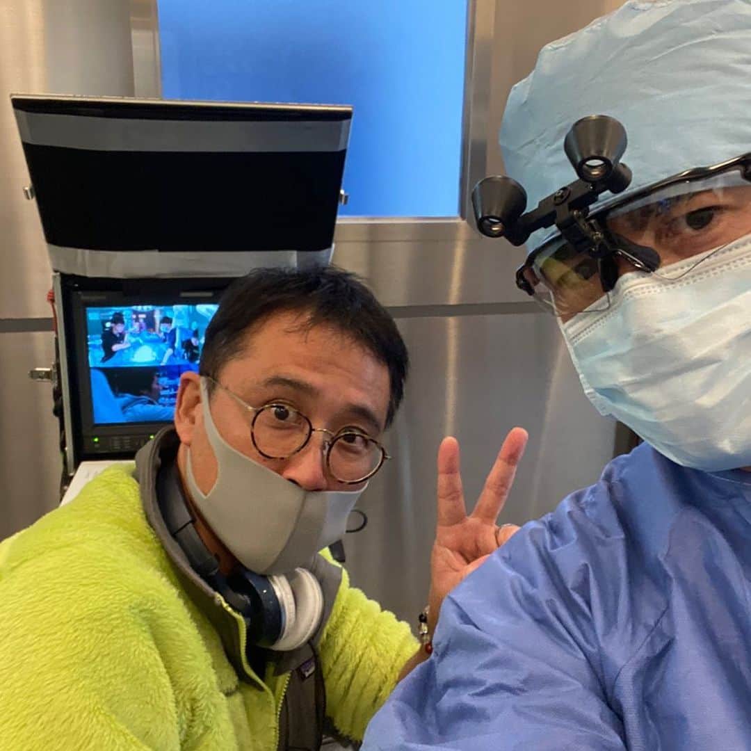 伊藤英明のインスタグラム：「平野監督と。#病室で念仏を唱えないでください 今夜第三話、よろしくお願いします！」