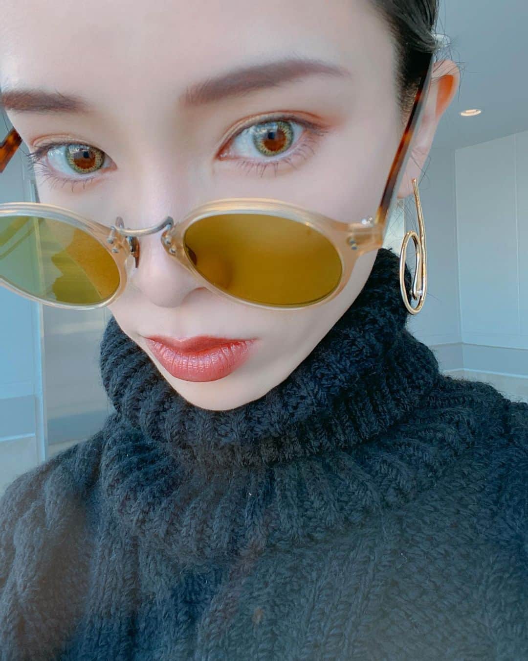のインスタグラム：「やっぱりカラコン付けると テンション上がる。 この日は @twinkle.eyes1 モスグリーン👁 .  #selfie #selfiegram  #japanese #tokyo #mom #mother #blackhair #黒髪 #makeup #hairmake  #momlife #mommylife #mommy #男の子ママ #女の子ママ#ママライフ #motherof2」